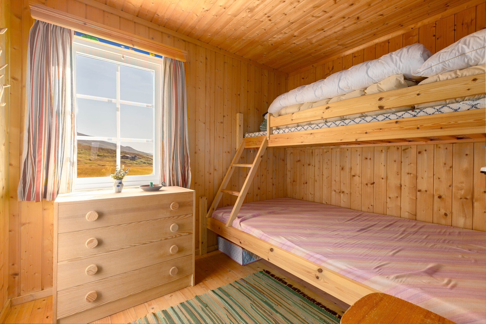 Soverom innredet med familekøye. Galleribilde