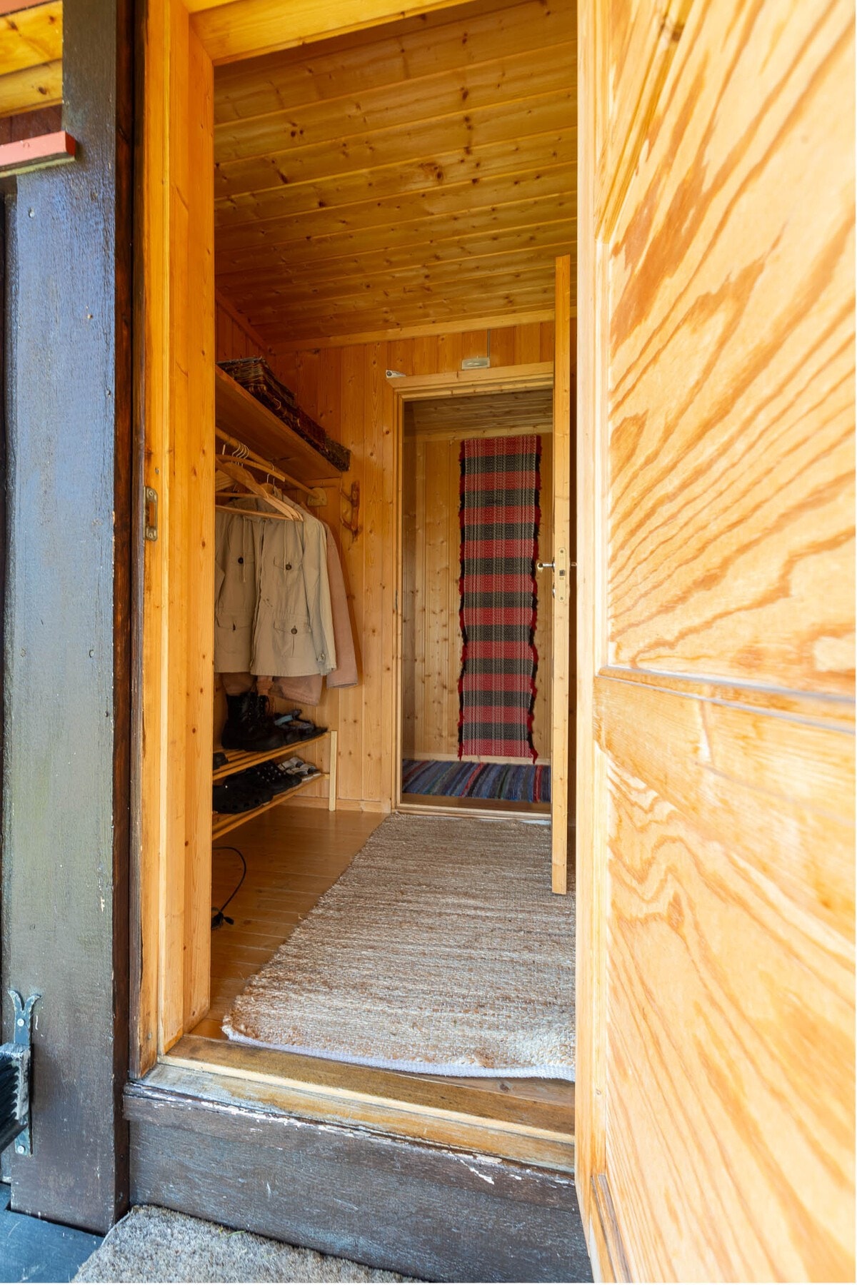 Gang med plass til å henge fra seg yttertøy Galleribilde