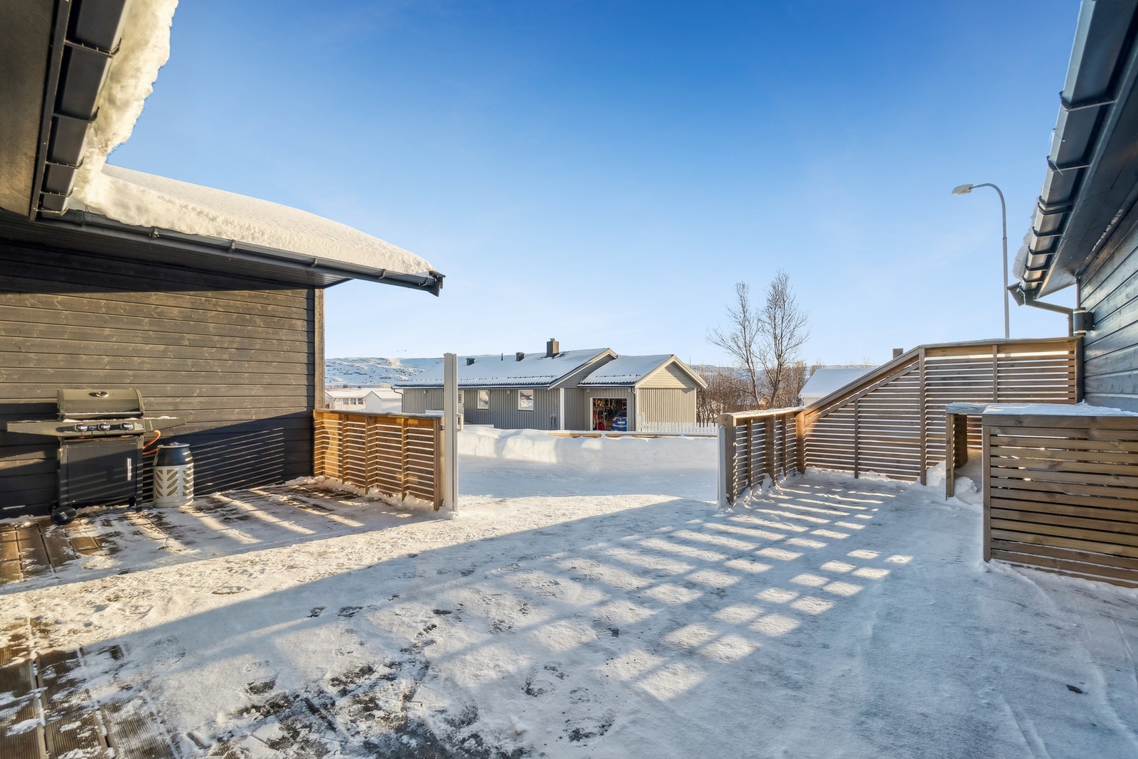 Boligens romslige terrasse i front skaper et trivelig og innbydende inngangsparti. Galleribilde