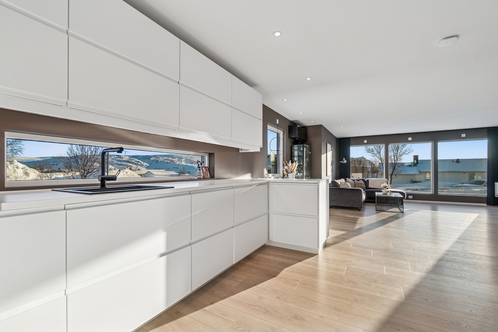 Kjøkkenet ble modernisert i 2020, og har en tidløs hvit innredning med en stilren finish. Galleribilde