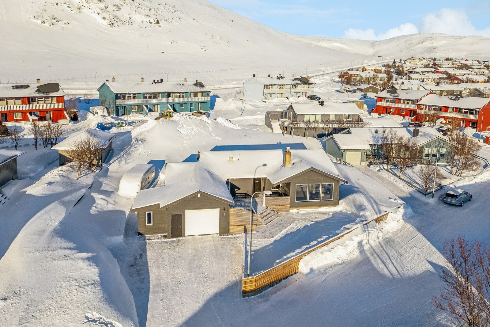 Eiendommen gir deg nærhet til populære turløyper, og fra eiendommen har du gangavstand til både treningsstudio, alpinbakke, ski- og turløyper, ride-, flerbruks- og fotballhall. Området gir mulighet for offentlig kommunikasjon via buss. Galleribilde