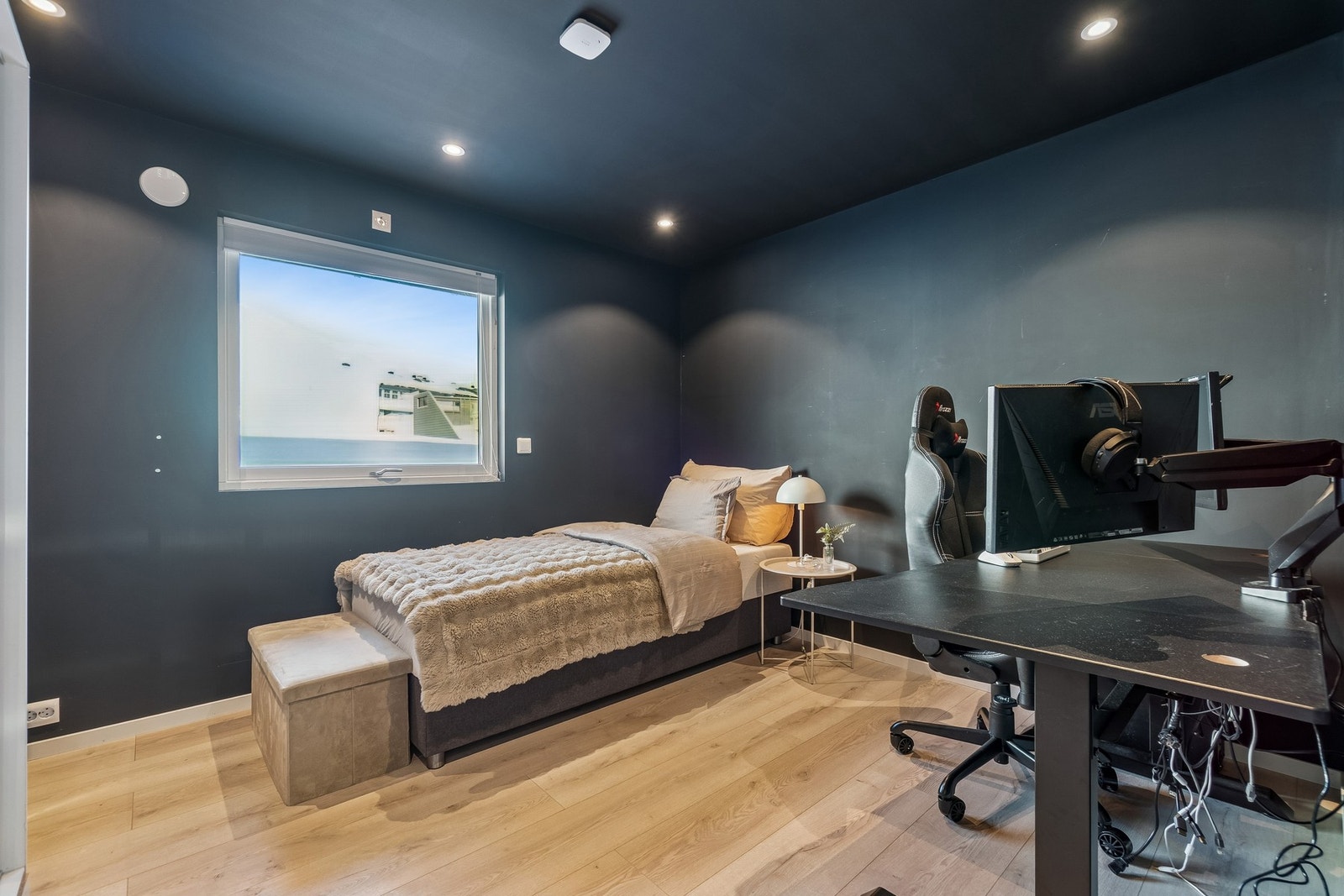 Ved behov kan soverommene også benyttes til andre oppholdsformål/kombinerte formål, slik som her hvor det er innredet kontor/hobbyrom og gjesterom. Galleribilde