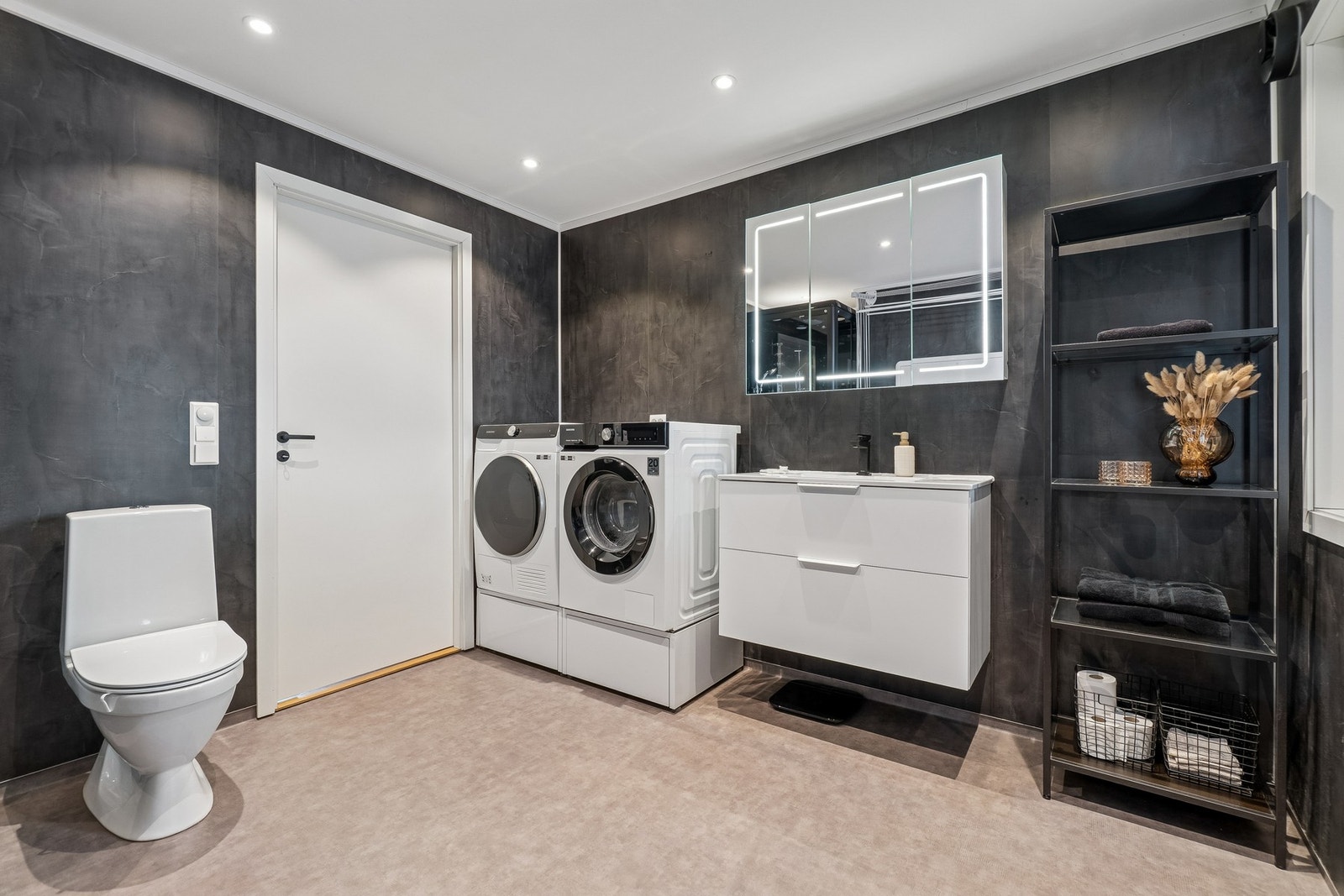 Boligen har også et ekstra bad/vaskerom, inkl dusjkabinett som er svært praktisk for familier. Galleribilde