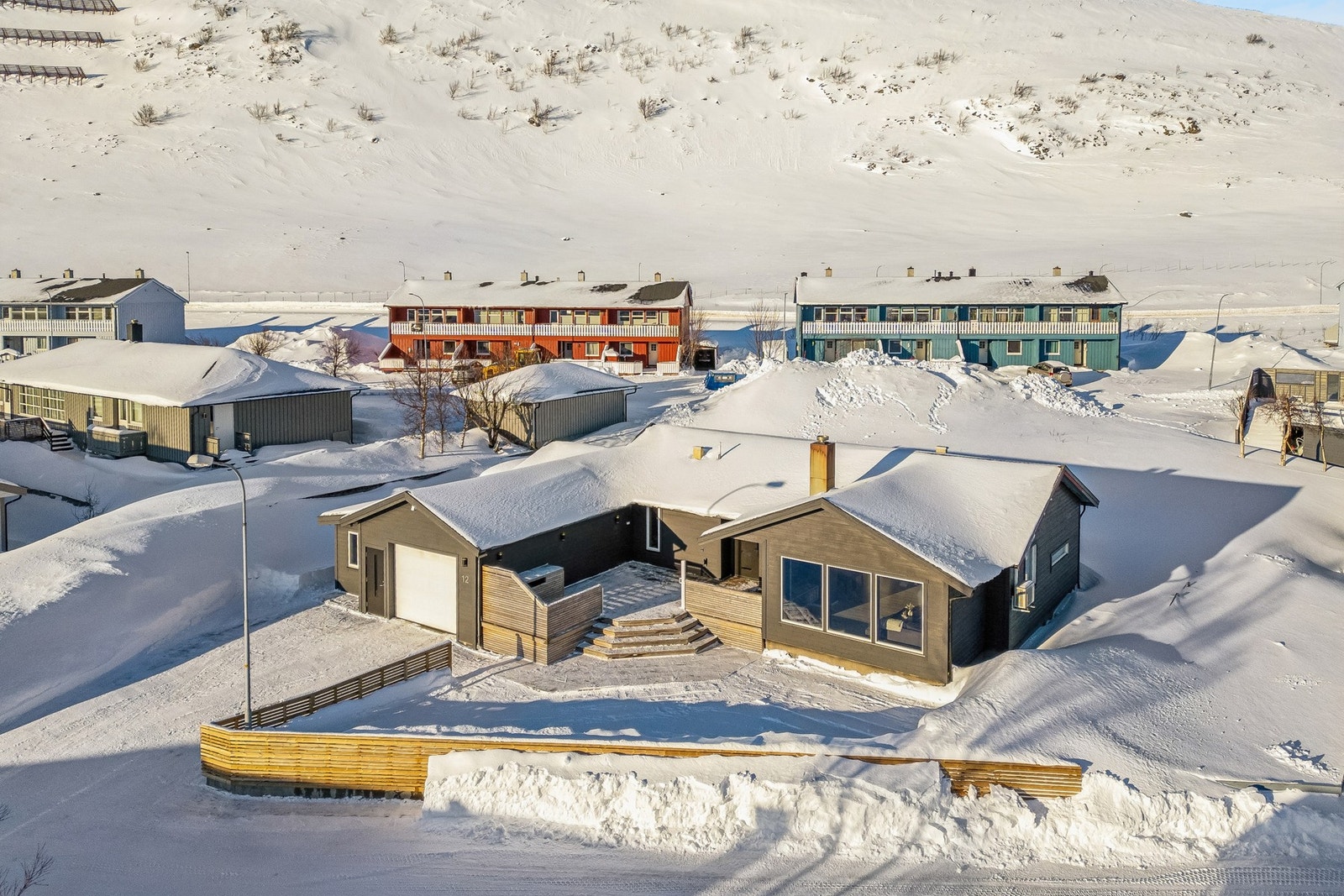 Boligen ligger populært og barnevennlig til i bydelen Prærien i Hammerfest kommune. Prærien er et område etablert med boligbebyggelse, næring og nærhet til en rekke fasiliteter. Galleribilde