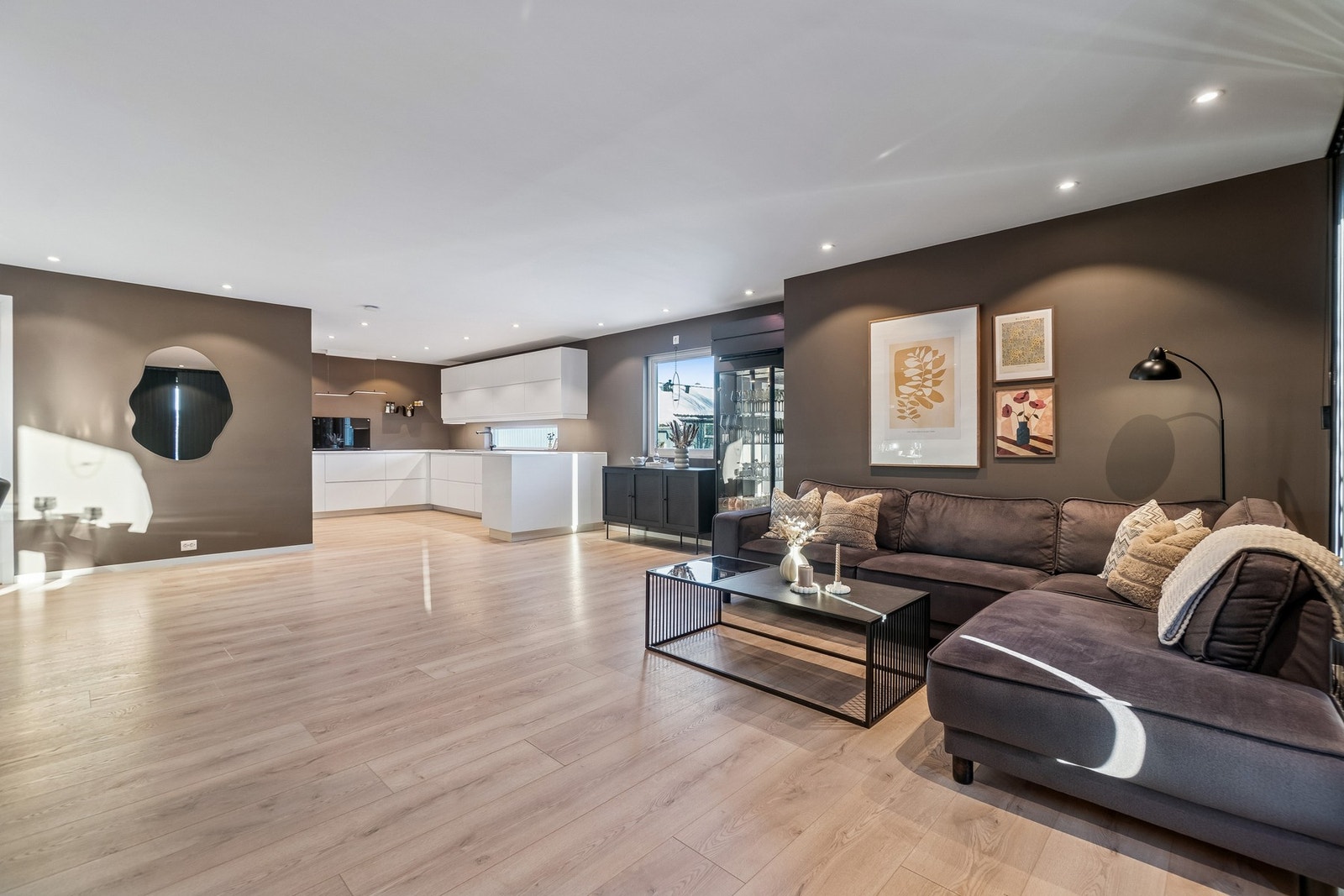 Stuen fremstår romslig og luftig med en delvis åpen planløsning mot kjøkkenet. Galleribilde