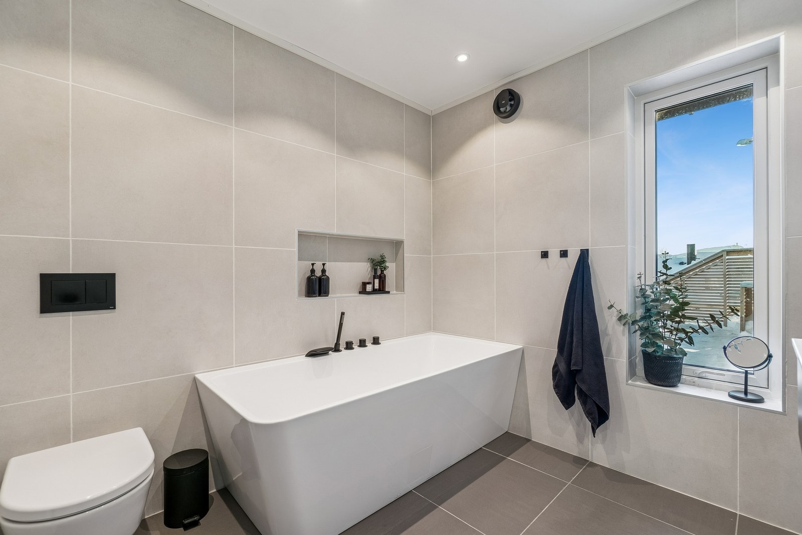 Her finner du moderne inventar og baderomsinnredning, som vegghengt toalett og badekar. Galleribilde