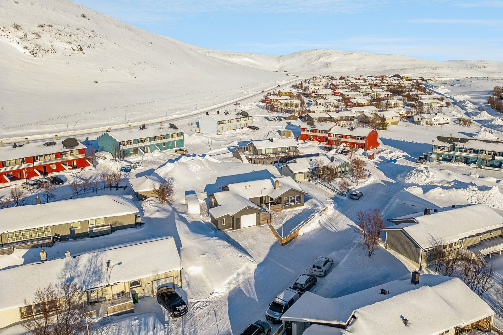 Bydelen har en høy bosettelse av barnefamilier takket være nærhet til skoler og barnehager, populære turområder, fritidstilbud og dagligvarebutikker. Galleribilde