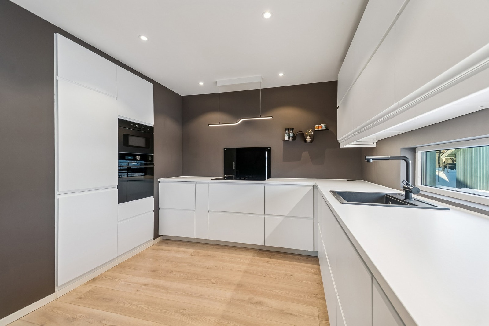 Her er det integrerte hvitevarer og rikelig med oppbevaringsplass. Galleribilde