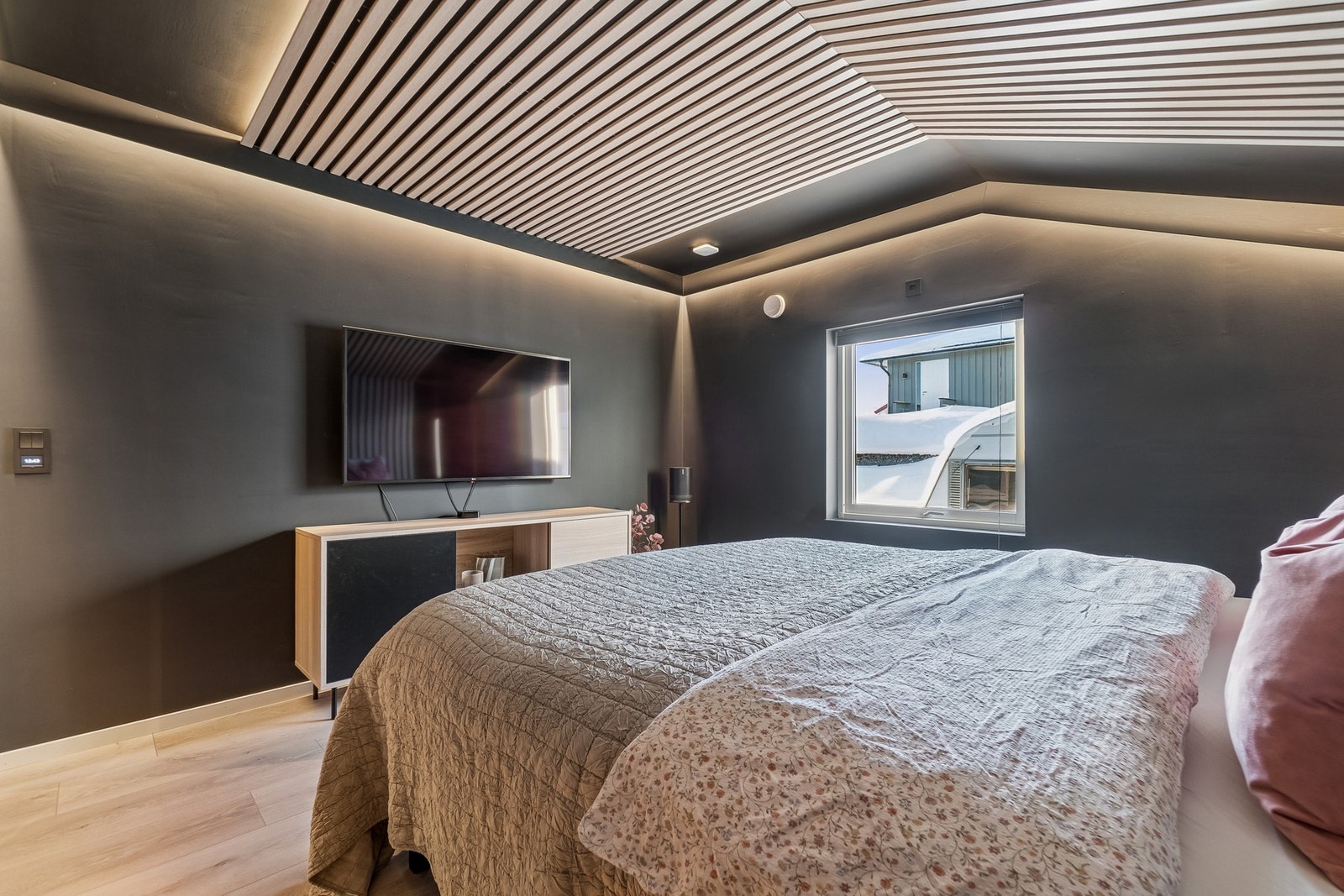 Soverommene har en moderne og stilfull innredning, med god plass for både dobbeltseng og øvrig innredning. Galleribilde