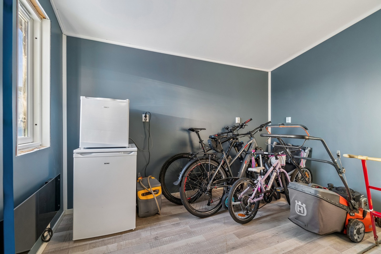 Bod for praktisk oppbevaring i direkte tilknytning til garasjen. Galleribilde