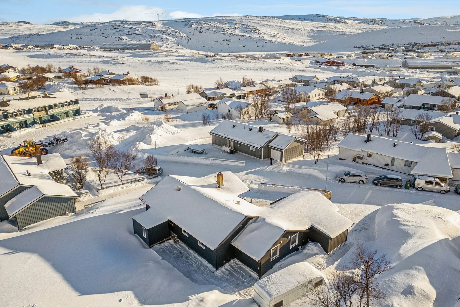 Prærien har nærhet til ett av fire lokalsentre i Hammerfest, Fuglenesdalen, som innehar et godt utvalg av daglige servicetilbud. Her får du nærhet til både flyplass, dagligvarebutikker som Rema 1000 og Kiwi, bilforhandler og verksted, Bohus, Europris, m.m Galleribilde