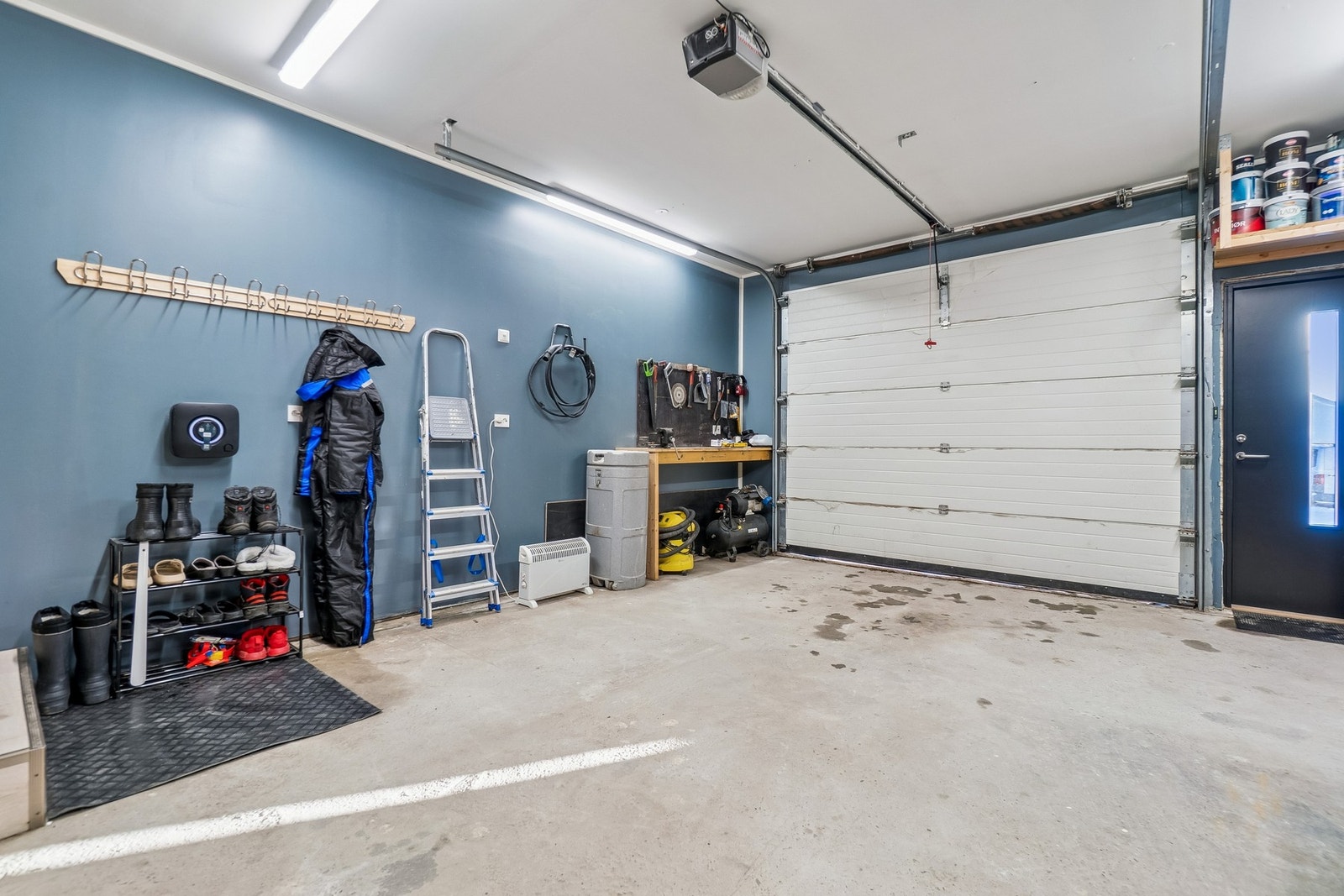 Boligens garasje får plass til mer enn bare kjøretøy, slik at du har et naturlig sted å oppbevare diverse utstyr og verktøy. Galleribilde