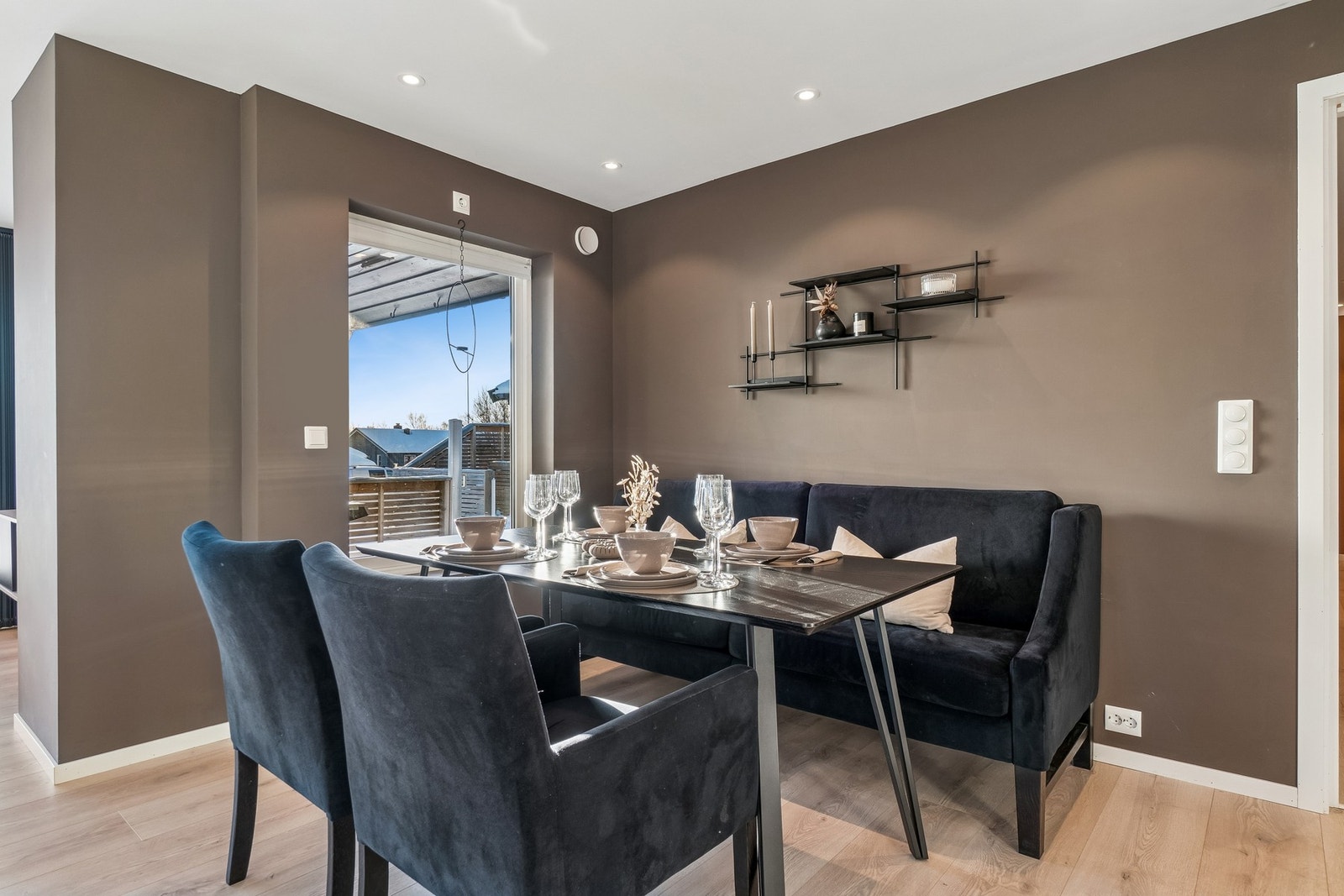 I motsatt ende finner du god plass til en spisestuedel. Galleribilde