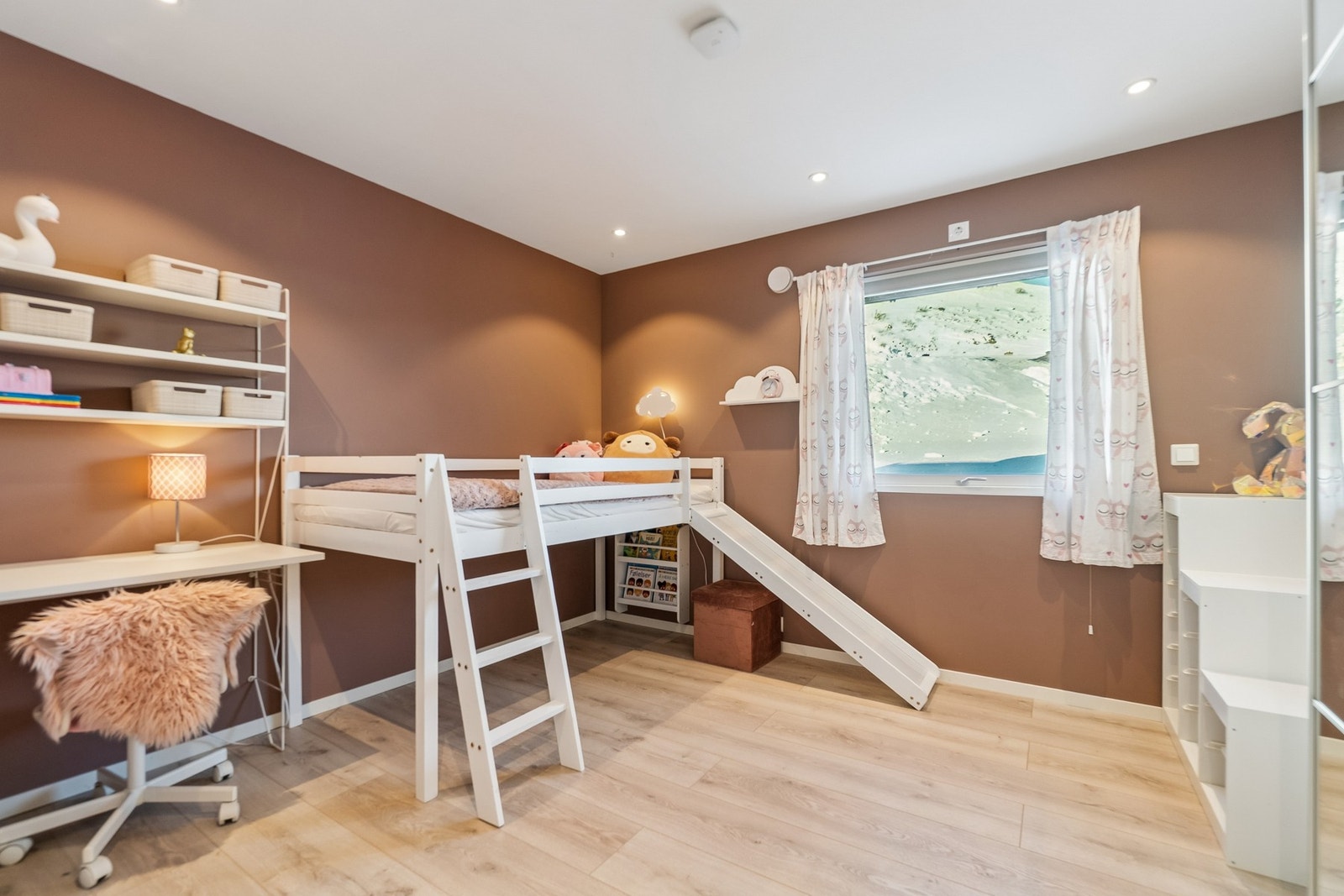 Ett av rommene viser hvor praktisk og egnet de er for de små. Galleribilde