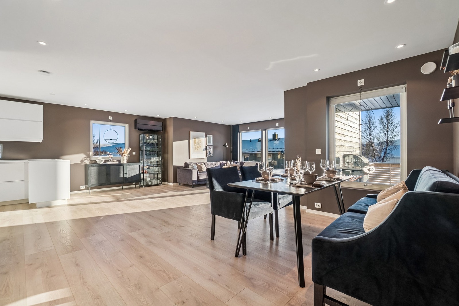 Takket være en åpen planløsning og store vindusflater får du en stue- og kjøkkendel som føles helhetlig og gjennomført. Galleribilde