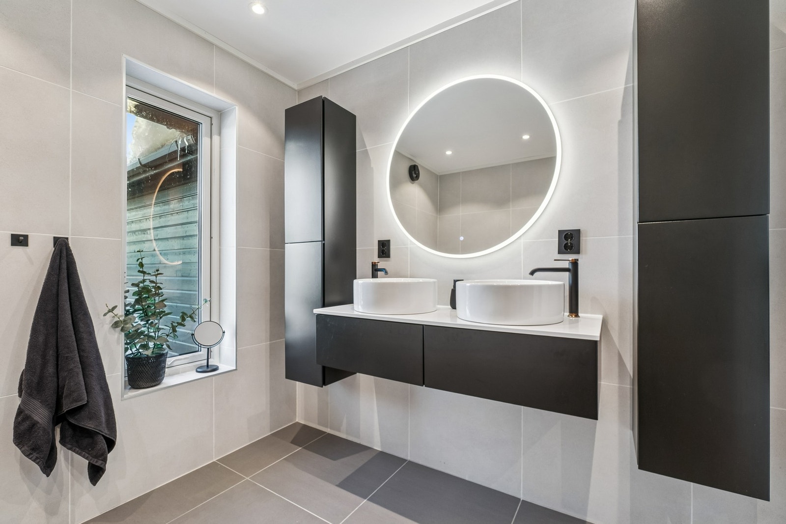 Badet ble modernisert i 2020 og gir et pent og tidløst inntrykk. Galleribilde