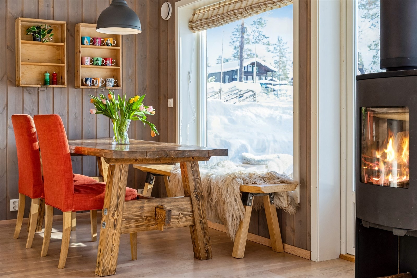 Kombinasjonen av peisvarme og utsikt skaper en unik stemning ved spisebordet. Galleribilde