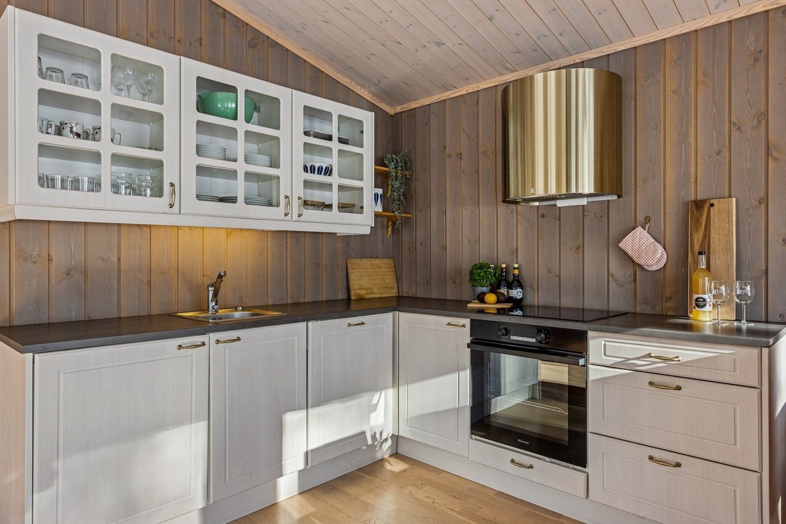 Kjøkkeninnredning med profilerte fronter, laminat benkeplate og integrert stekeovn. Integrert kjøleskap. Galleribilde