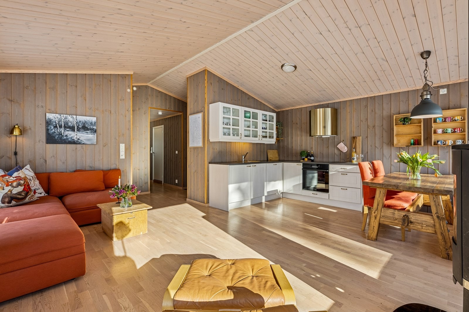 Det åpne allrommet er et naturlig samlingspunkt for familie og venner. Galleribilde