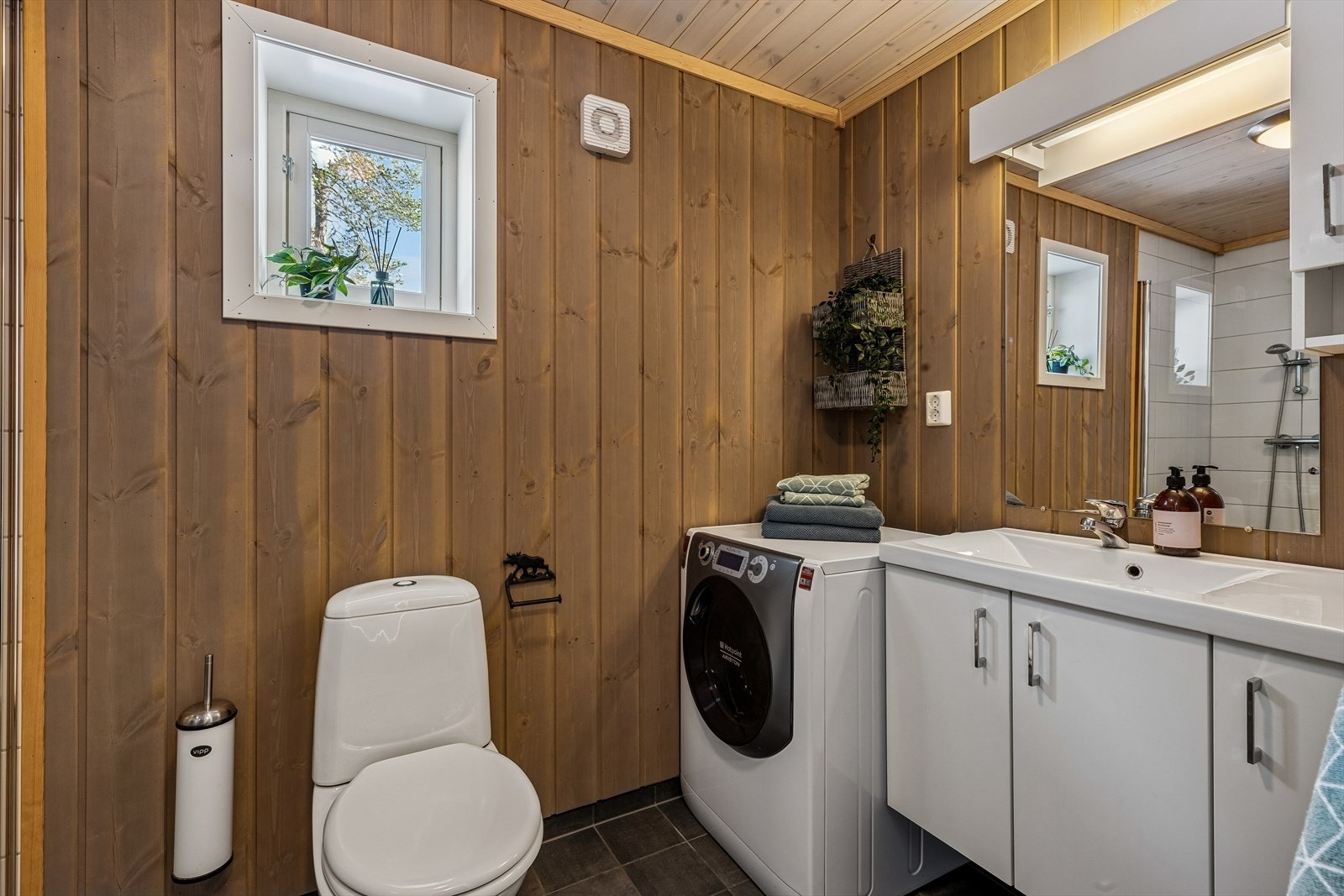 Badet er utstyrt med servantinnredning, toalett og opplegg for vaskemaskin. Galleribilde