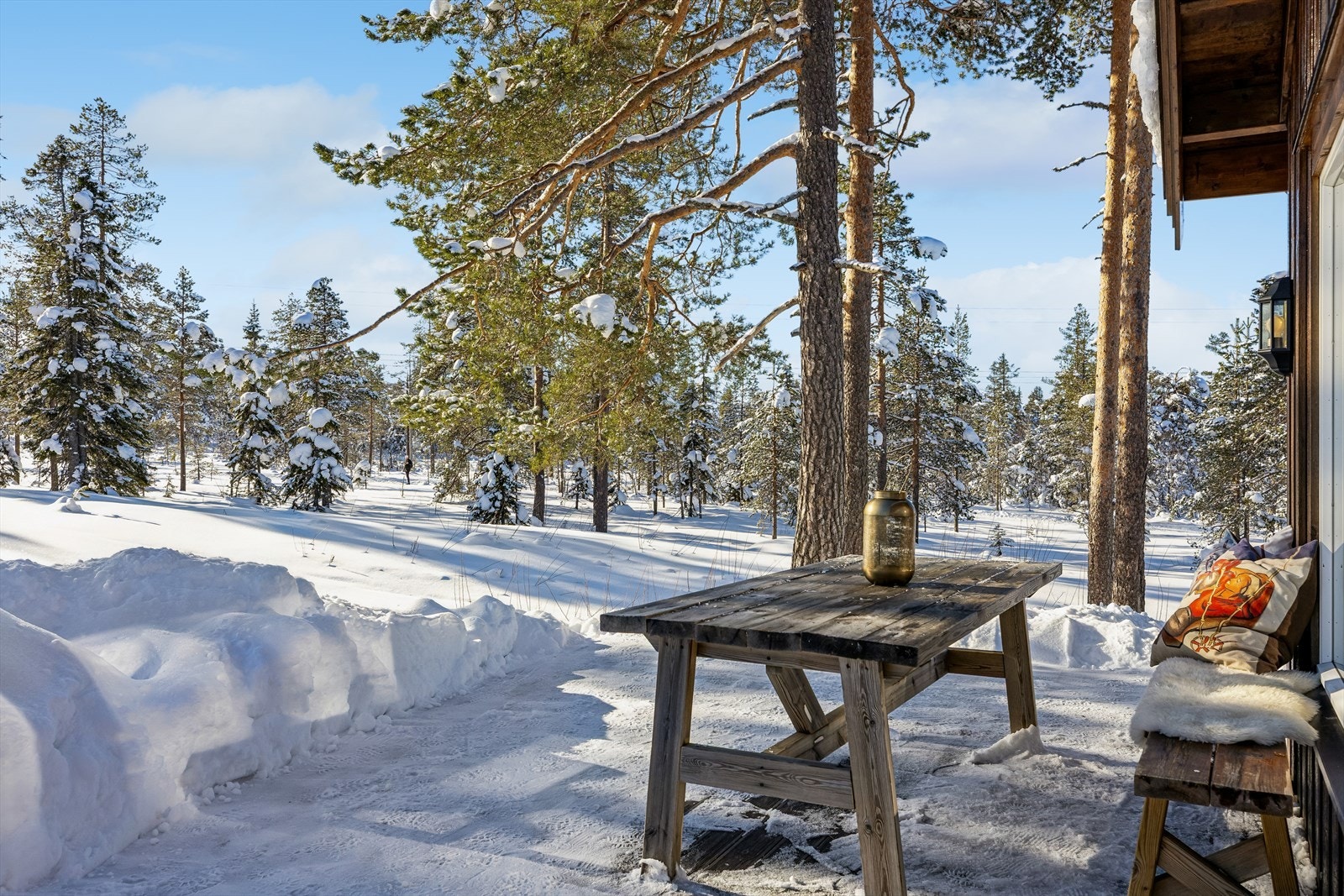 Den store terrassen er et fint uterom med plass til sittegruppe. Galleribilde