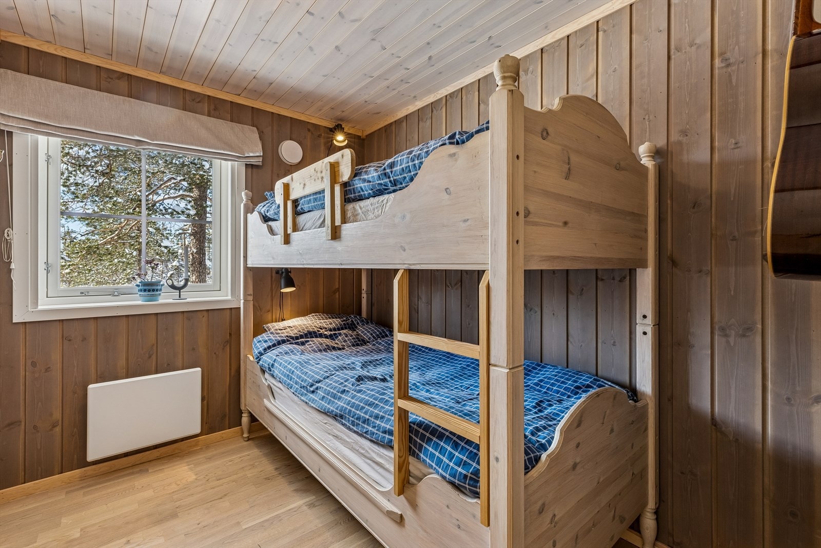 Hyttas første soverom, innredet med køyeseng. Galleribilde