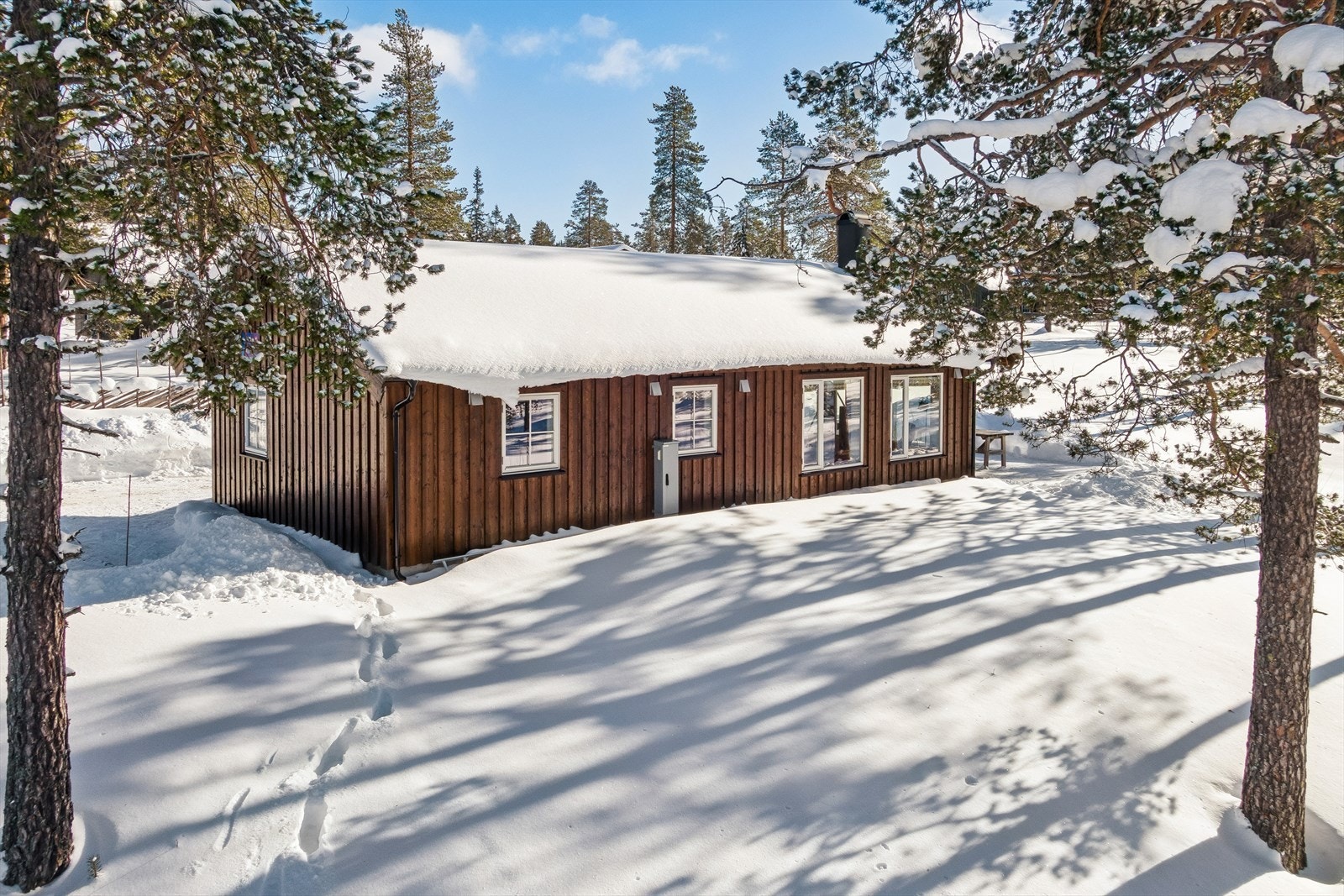 Hytta glir fint inn i det snødekte landskapet. Galleribilde