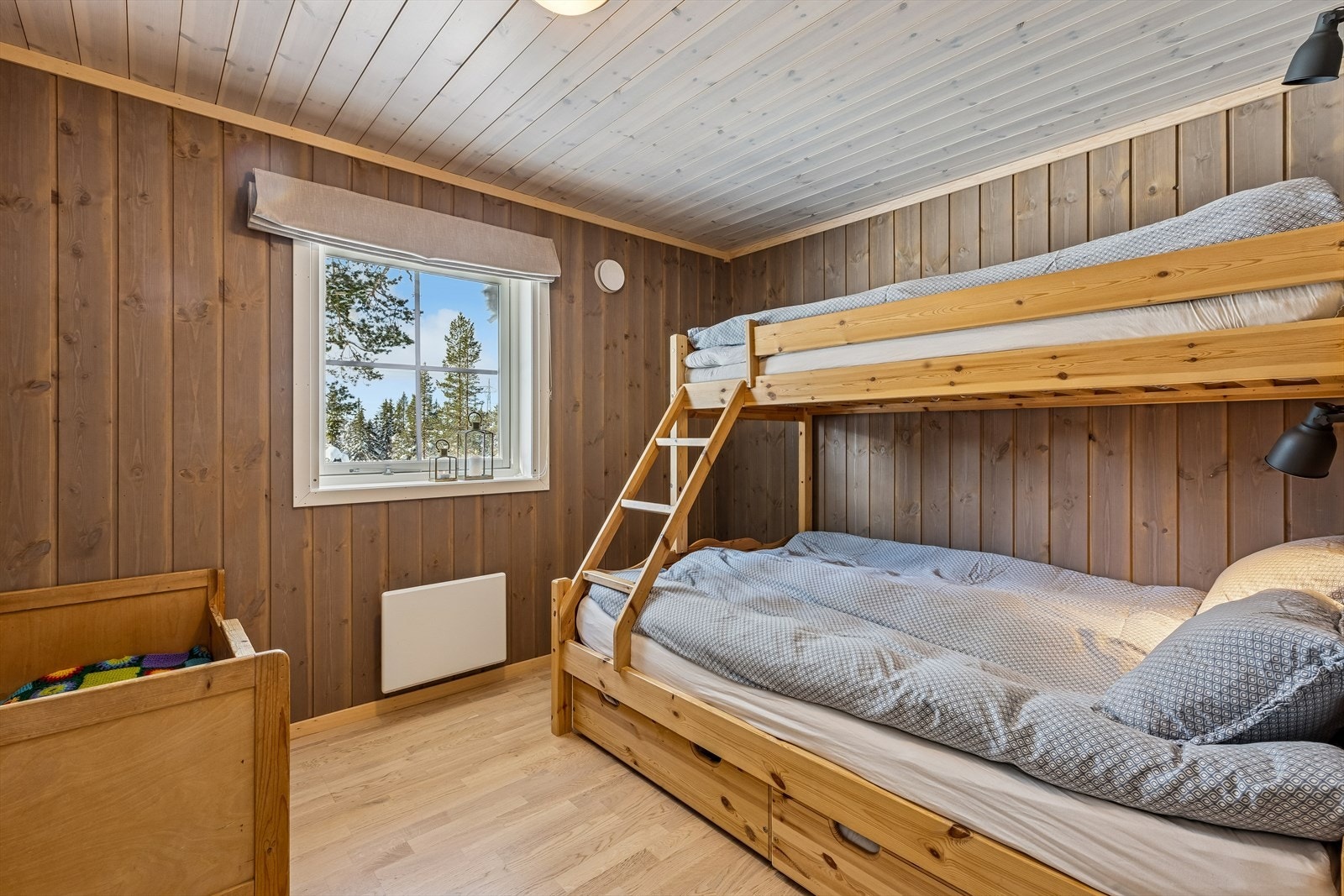 Det andre soverommet har en familiekøye med ekstra sengeplass. Galleribilde