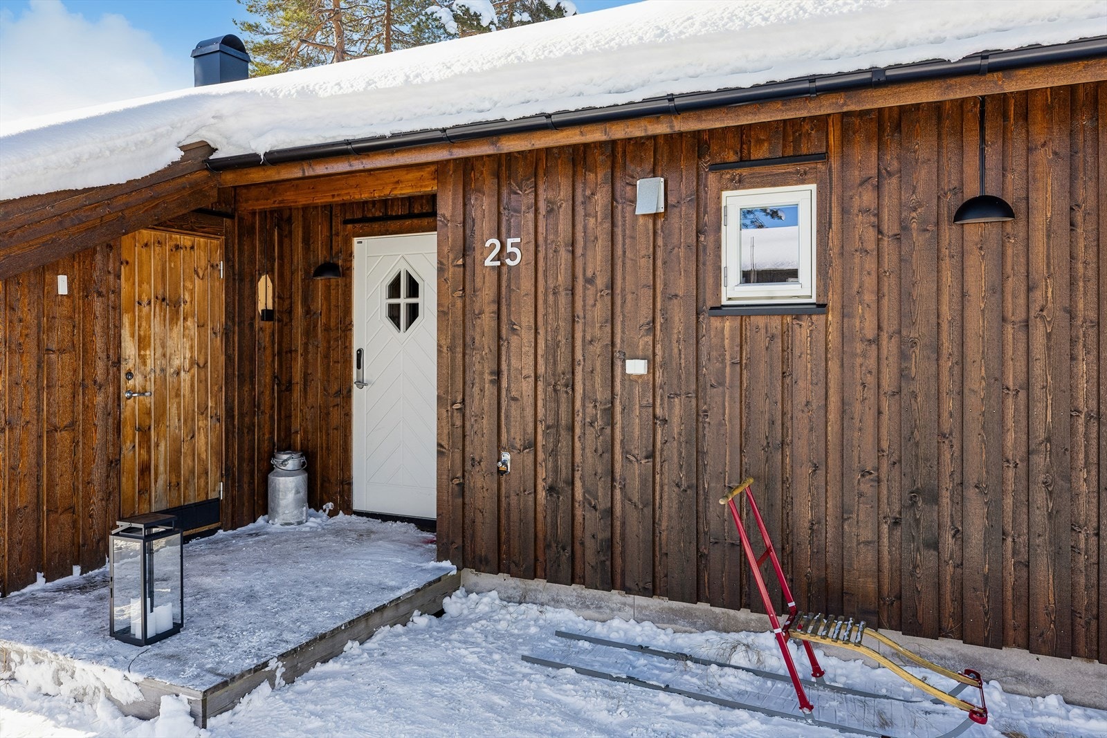 Overbygget inngangsparti og adkomst til utvendig bod. Galleribilde