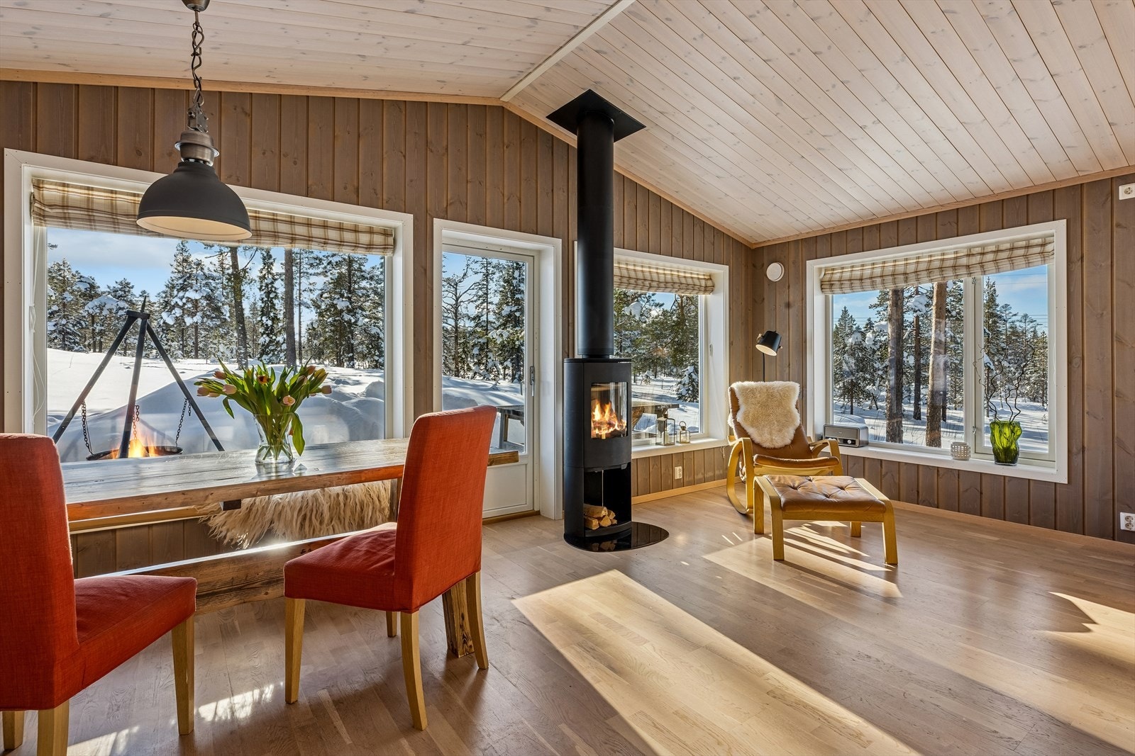 Rommet er gjennomgående med panel på vegger og i tak, samt parkett på gulv. Galleribilde