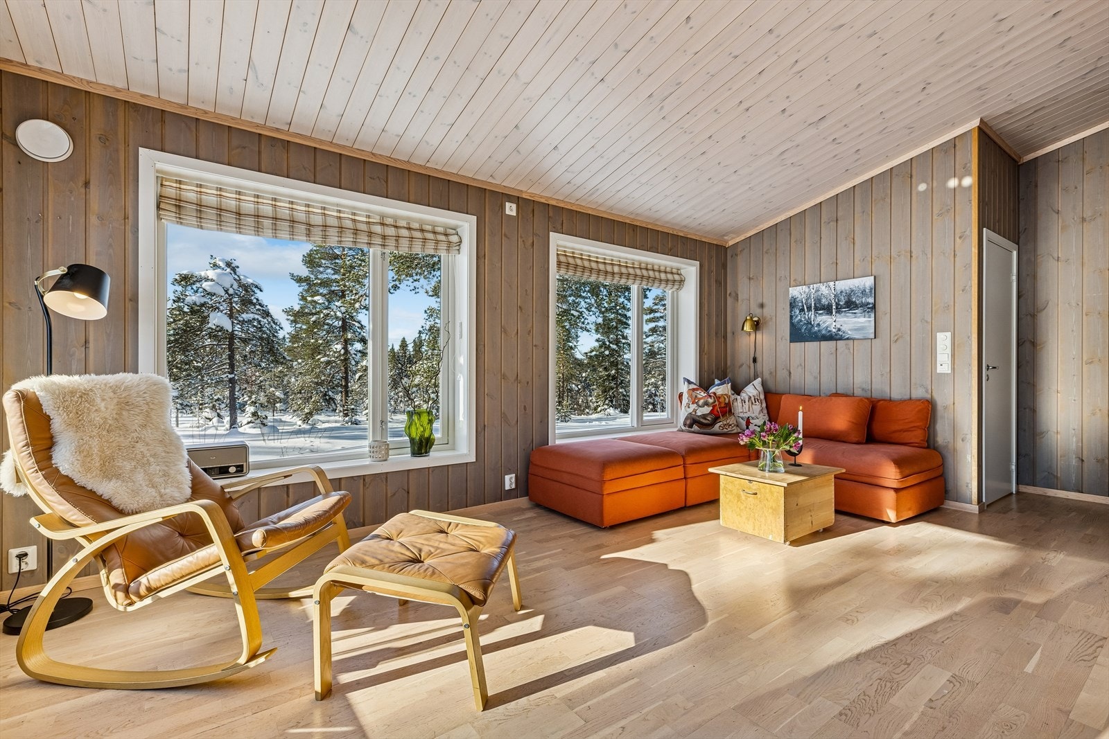 Et lyst og trivelig oppholdsrom med direkte kontakt med naturen utenfor. Galleribilde