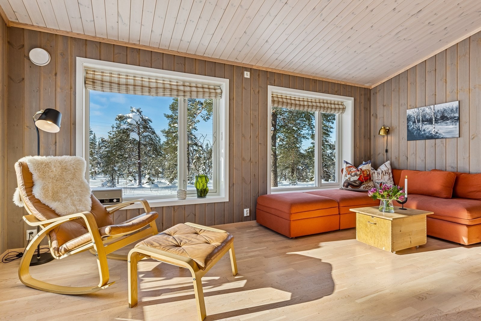 Store vinduer rammer inn naturen og gir rikelig med dagslys. Galleribilde