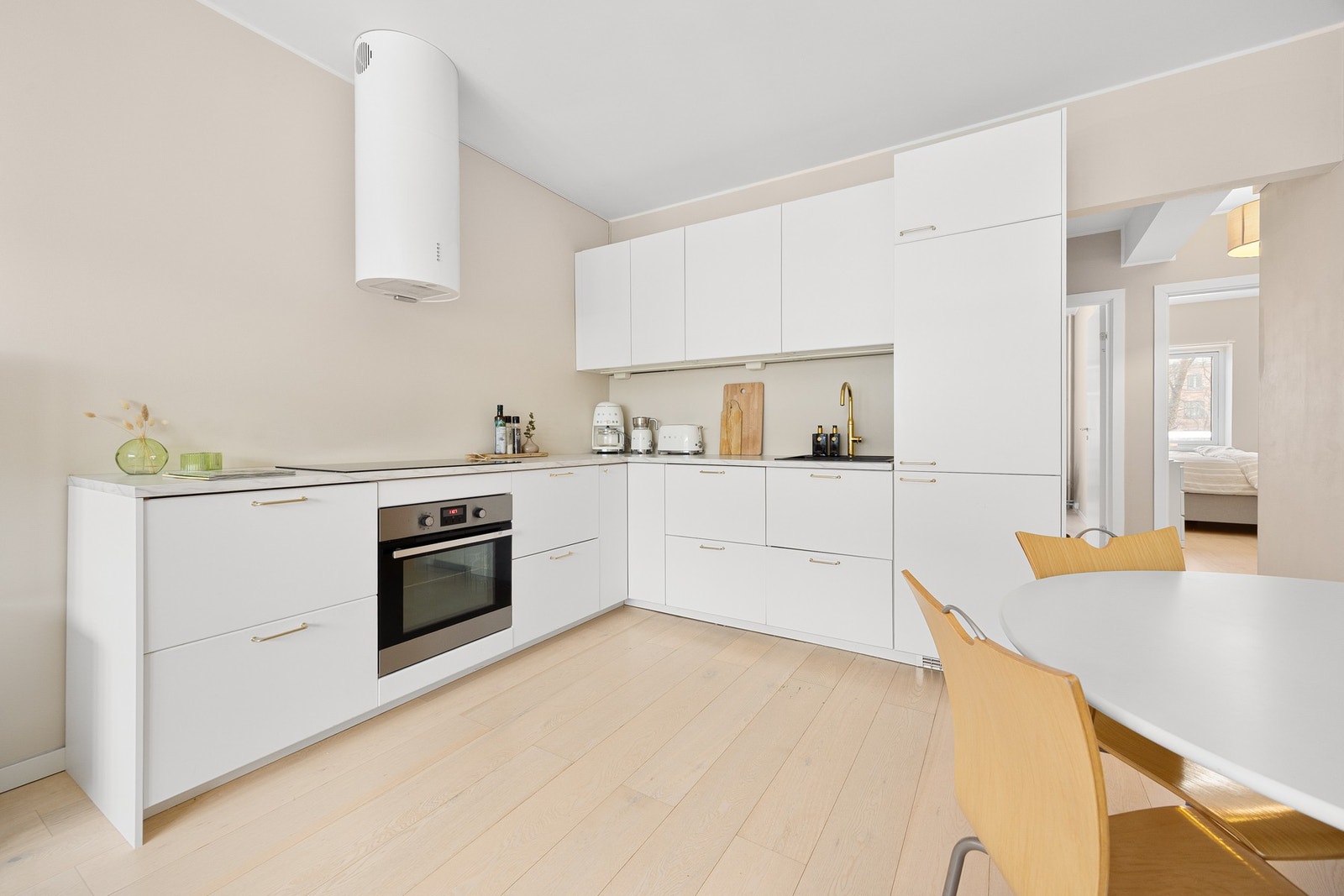 Delikat kjøkkeninnredning fra 2020 med integrerte hvitevarers som kjøl/ -fryseskap, oppvaskmaskin, platetopp og stekeovn. Galleribilde