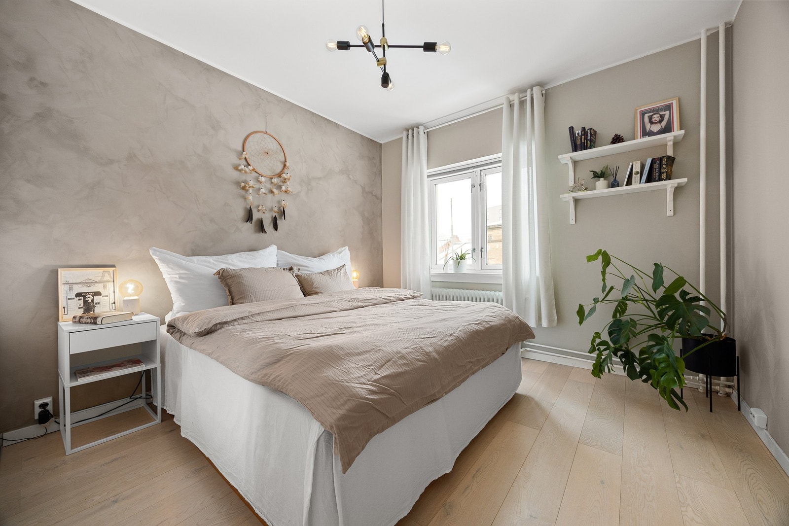 Oppvarming via radiatorer er inkludert i de månedlige felleskostnadene. Galleribilde