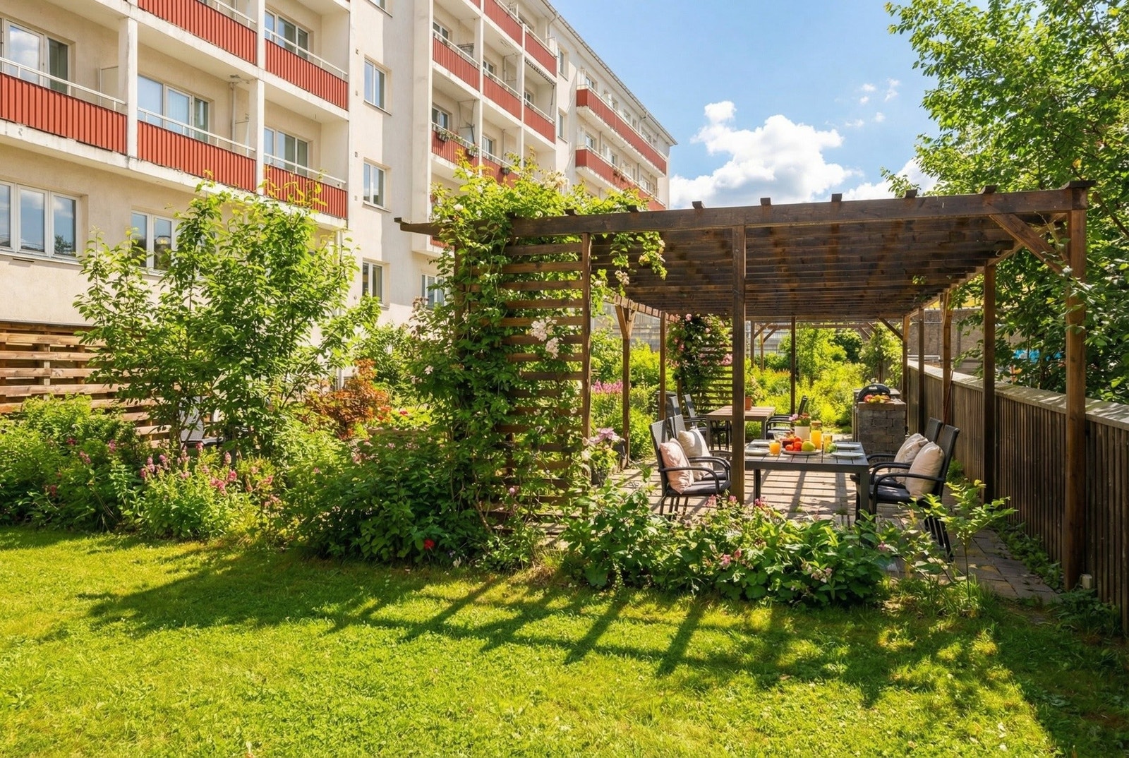 Pent opparbeidet bakgård med pergola. Bildet er AI redigert med sommerstemning. Galleribilde