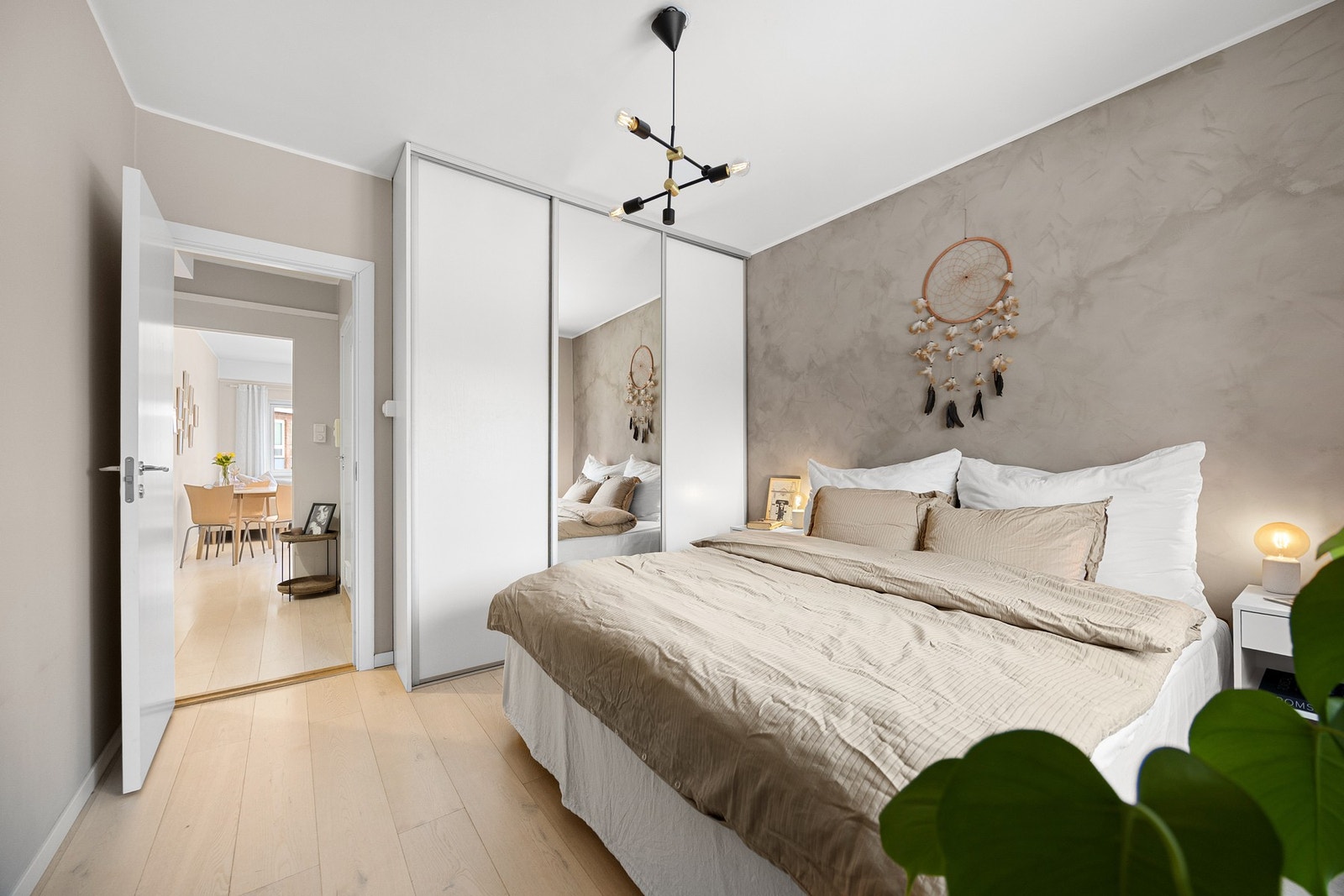 Hovedsoverom med god plass til dobbeltseng og garderobeskap. Galleribilde