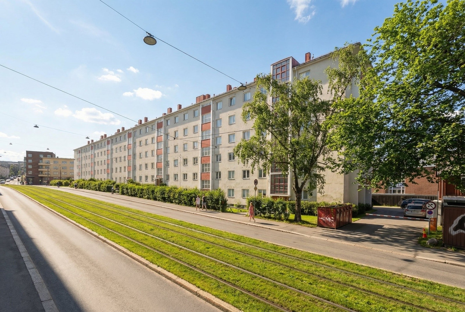 Fasade sette fra Sandakerveien. Bildet er AI redigert med sommerstemning. Galleribilde