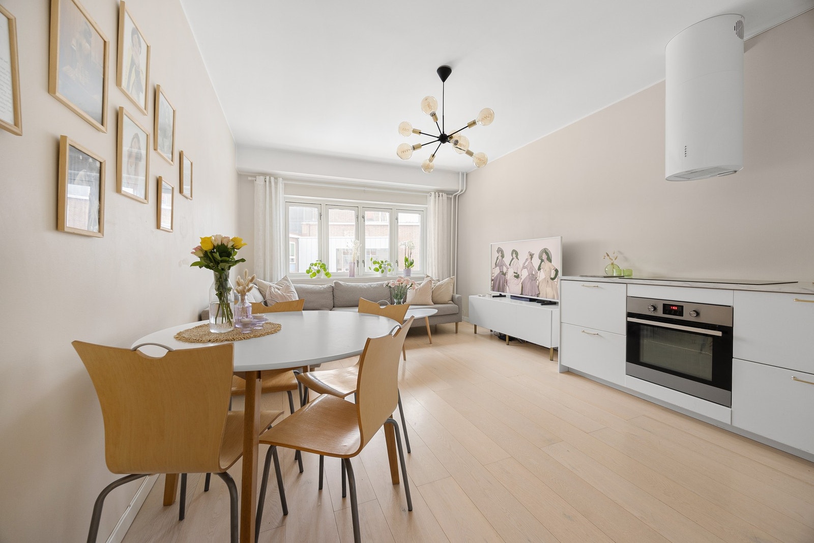 Leiligheten er gjennomgående i bygget, noe som gir rikelige med naturlig lysinnslipp gjennom boligen. Galleribilde