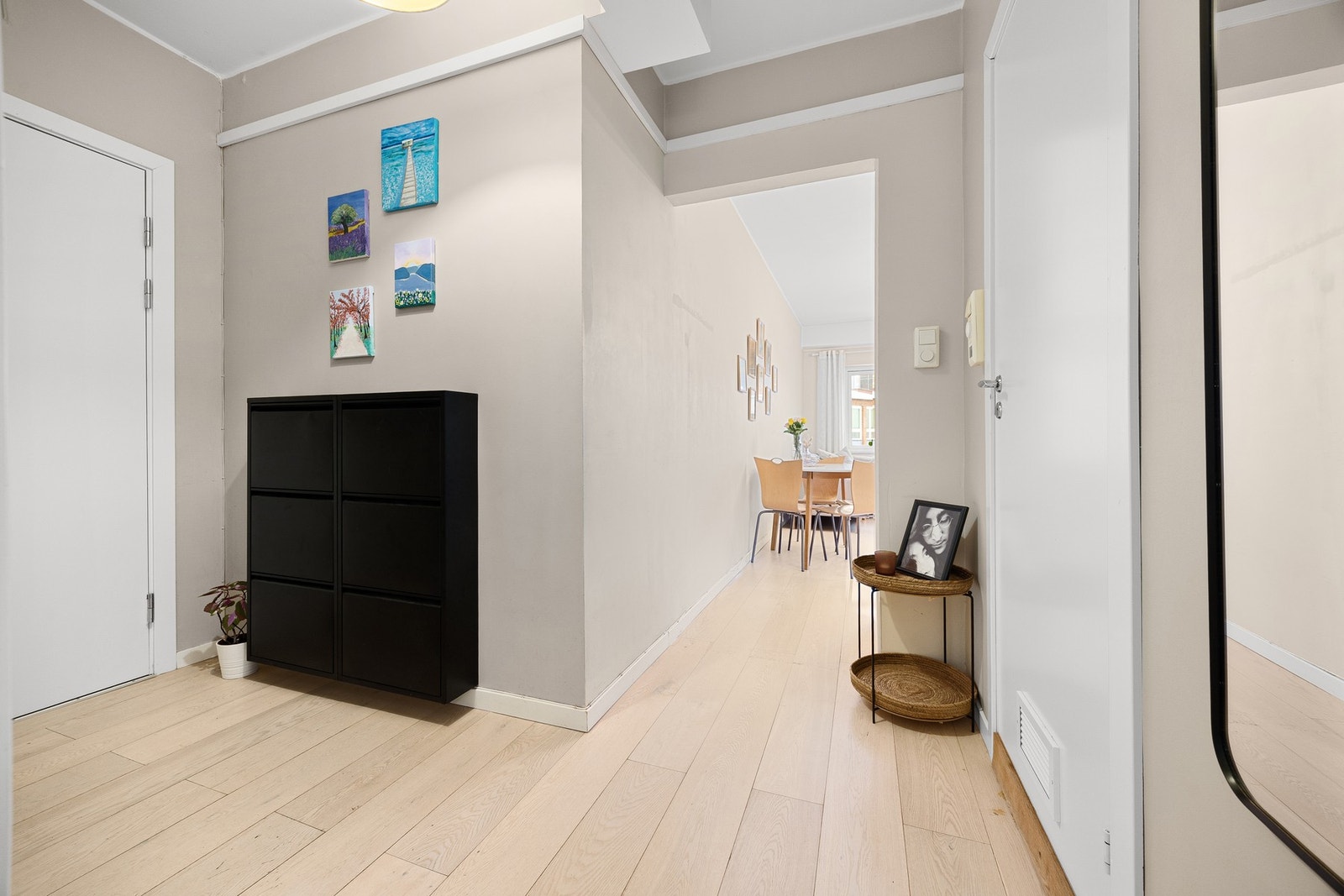 Parkett på gulv i alle rom, med unntak av badet. Galleribilde