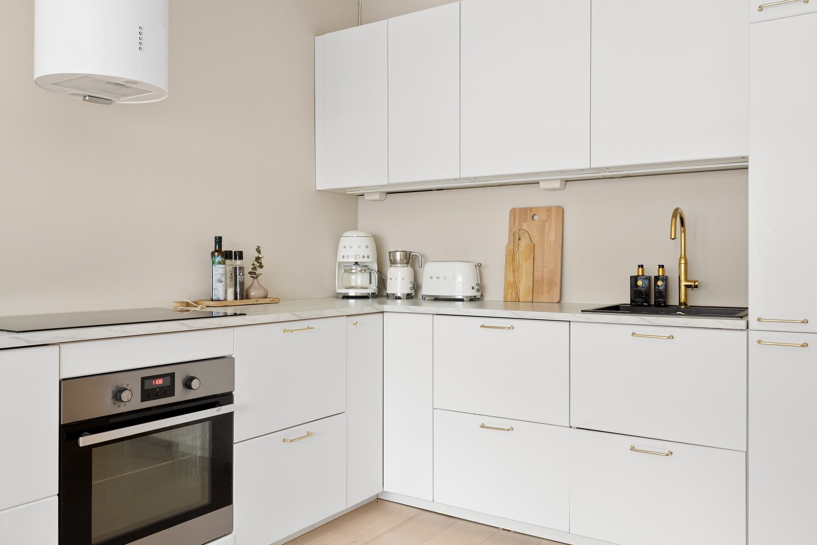 Benkeplate av laminat. Galleribilde