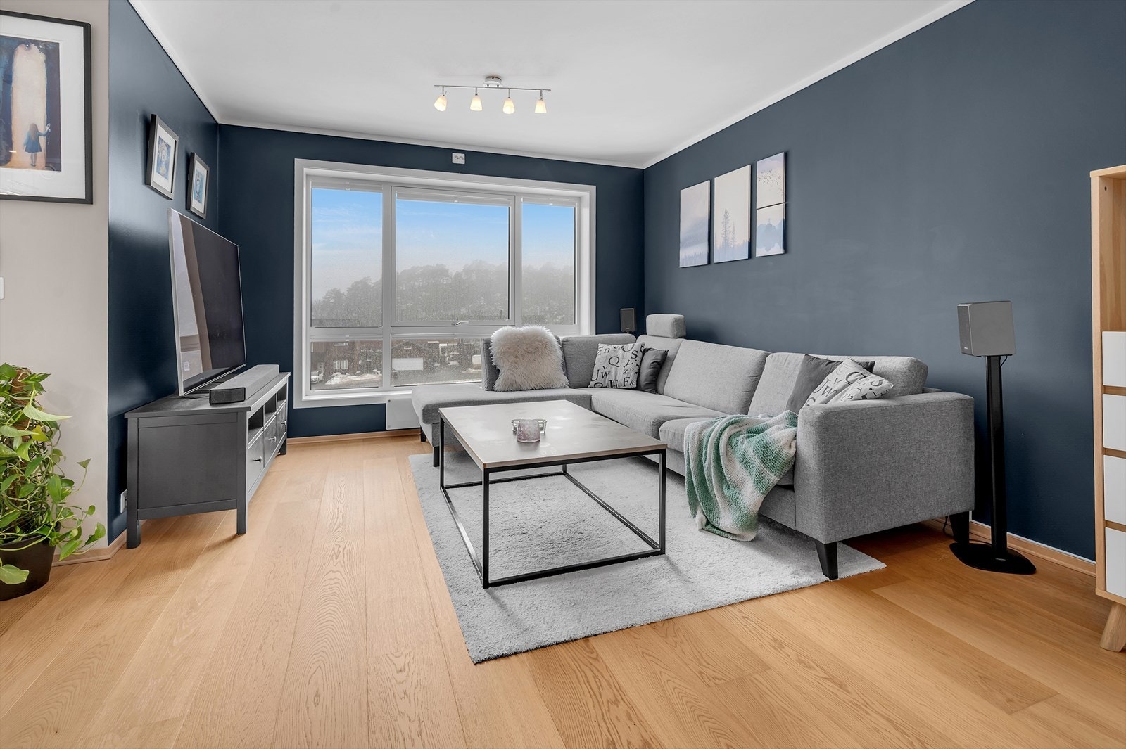 Stuen er boligens naturlige samlingspunkt, med store vindusflater som slipper inn rikelig med dagslys og skaper en herlig romfølelse. Galleribilde