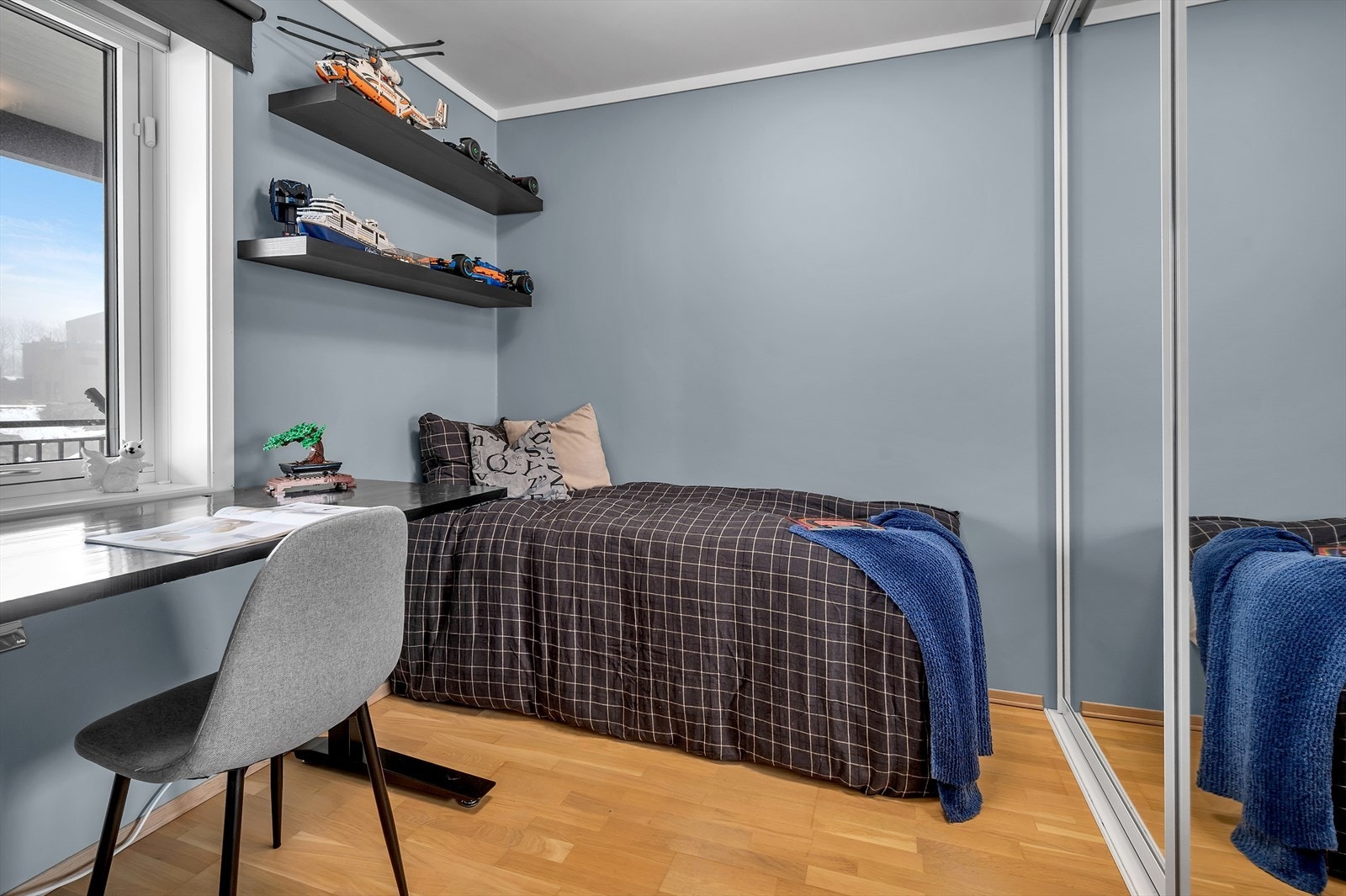 Det andre soverommet har også god plass til seng og møblering etter behov, med praktiske oppbevaringsmuligheter. Begge rommene er lyse og innbydende, noe som gjør dem til behagelige steder å trekke seg tilbake. Galleribilde