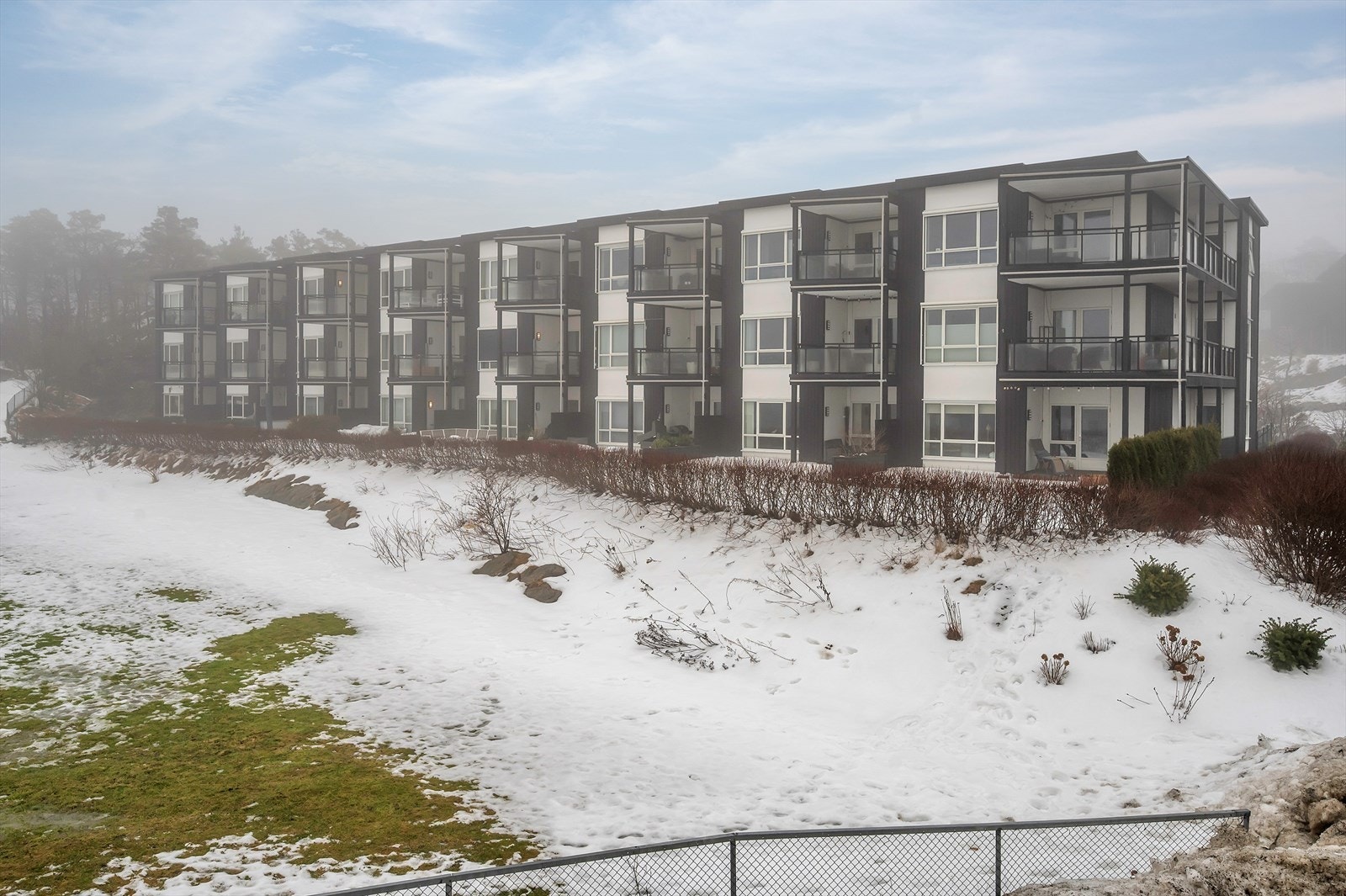 Her får du en rolig og familievennlig beliggenhet med kort vei til bussforbindelser, skoler, barnehager og flotte turområder. Galleribilde