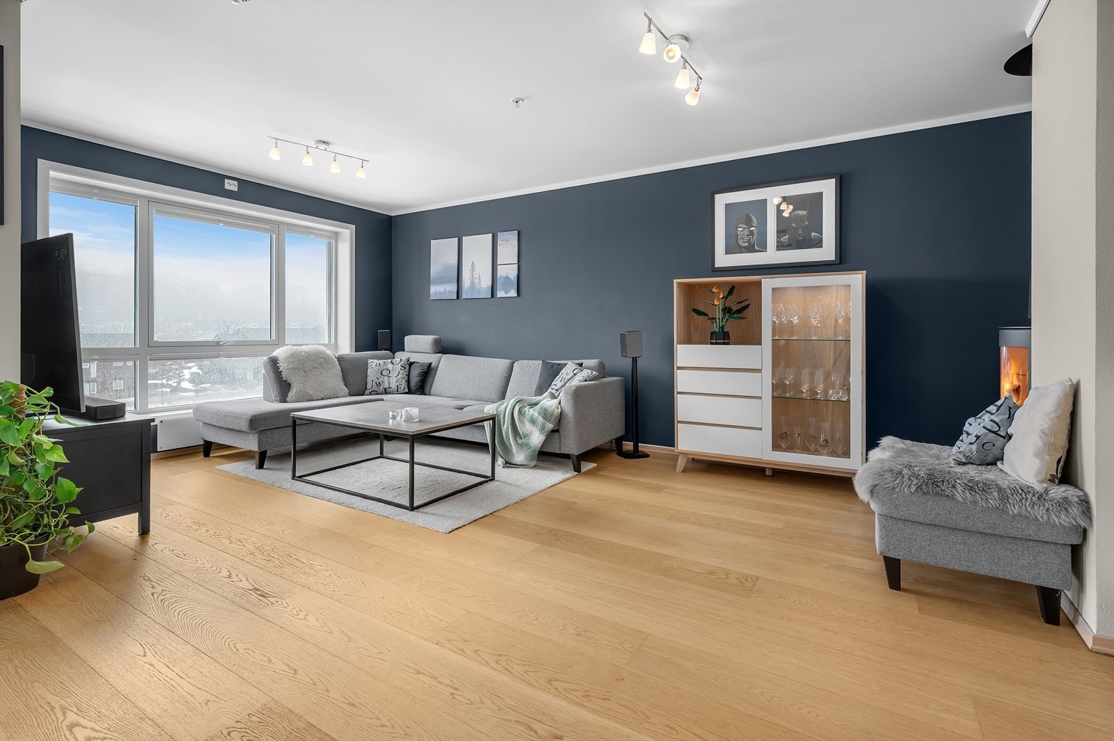 Leiligheten ligger i et veletablert og barnevennlig nabolag i Borsdalssvingen på Holteåsen i Randesund. Galleribilde