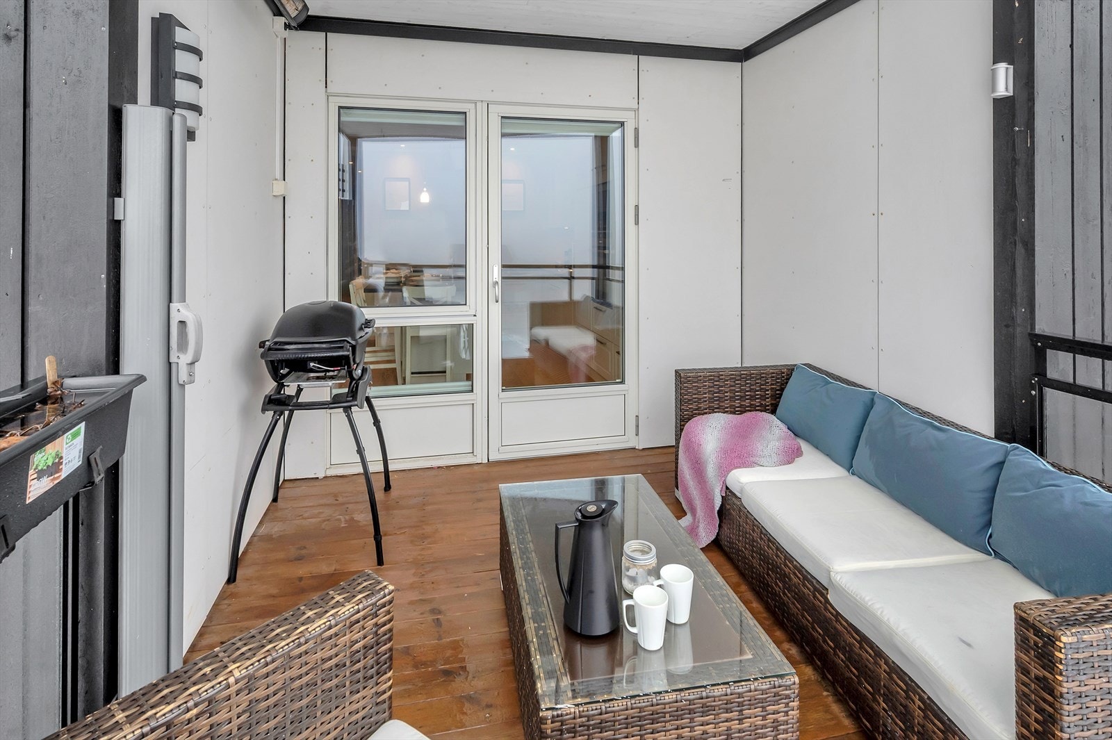 Her er det god plass til utemøbler, noe som gjør balkongen perfekt for avslapping og sosiale sammenkomster i sola. Galleribilde