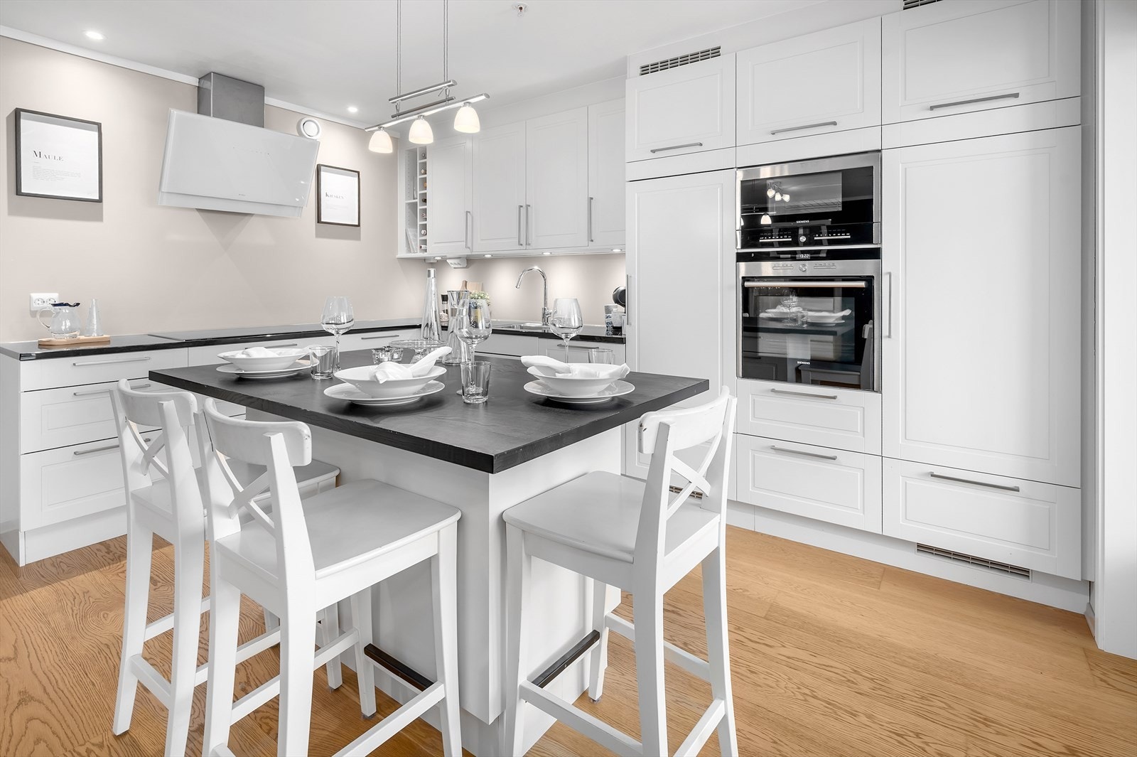 Benkeplaten kombinerer heltre og stein, noe som både gir et eksklusivt preg og er praktisk i bruk. Galleribilde