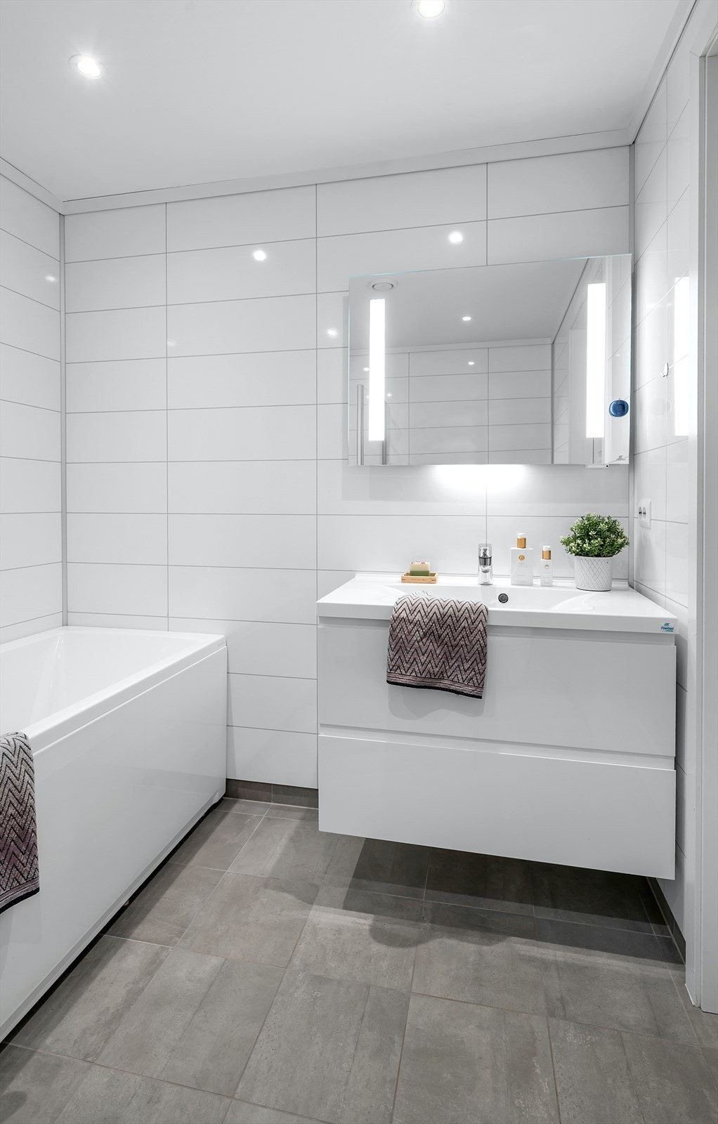 Et elegant bad som kombinerer komfort og funksjonalitet. Galleribilde