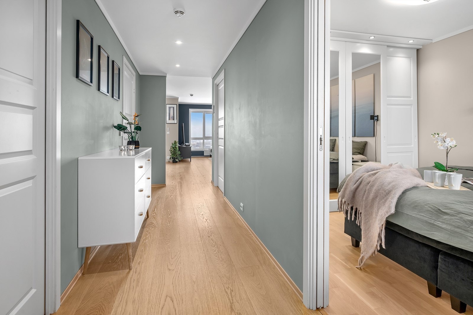 Gangen har parkett på gulvet og malte, pene veggflater som skaper et tidløst uttrykk. Galleribilde