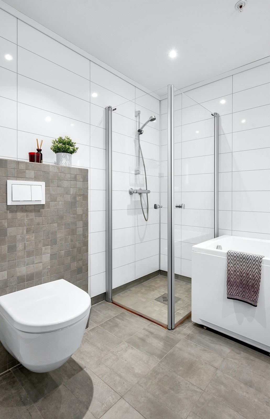 Veggene er kledd med baderomsplater, taket er malt, og gulvet er flislagt med elektriske varmekabler som sørger for en komfortabel og lun temperatur året rundt. Galleribilde