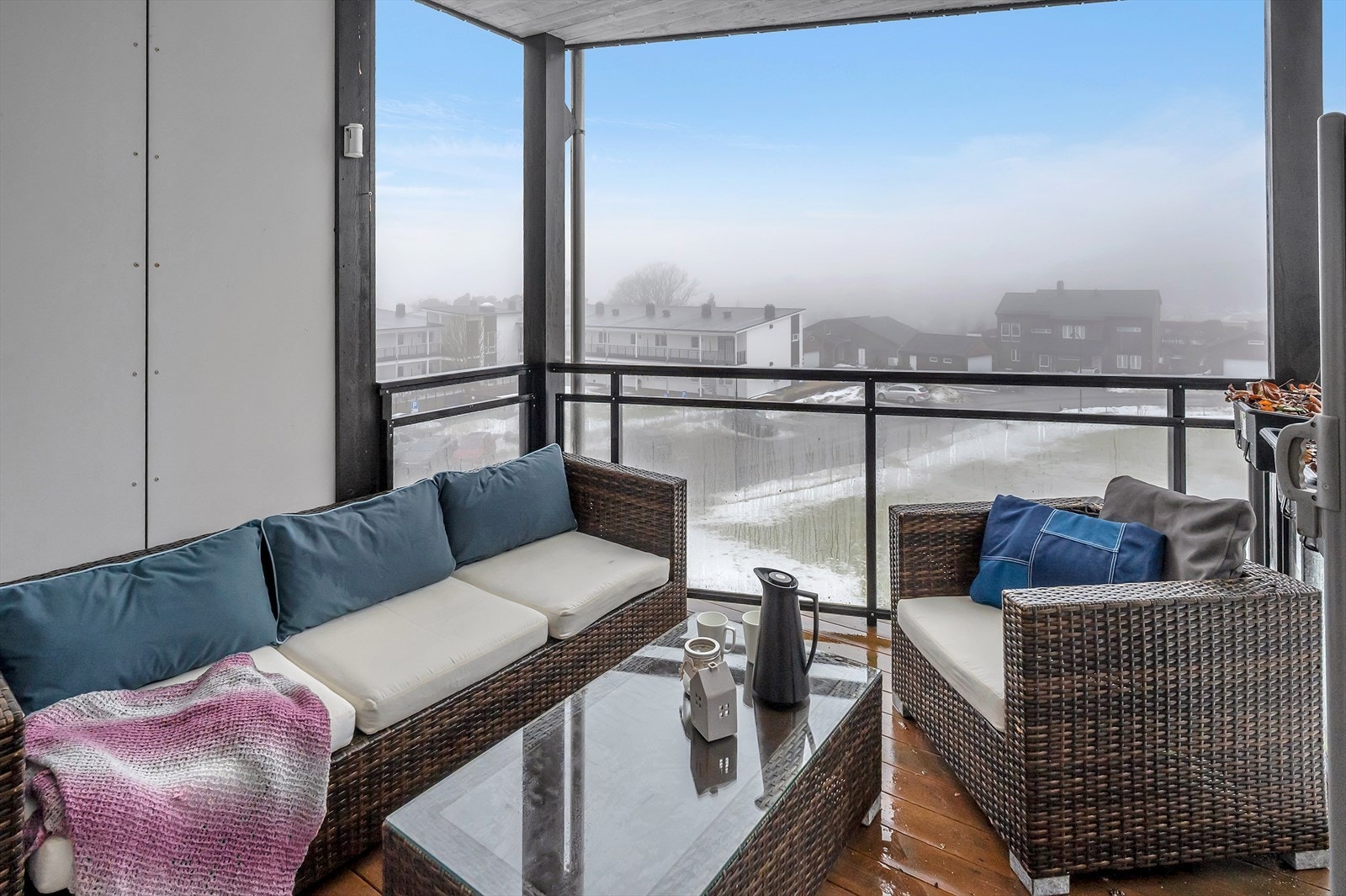 Gulvet er dekket med terrassebord som gir et stilrent uttrykk. Galleribilde